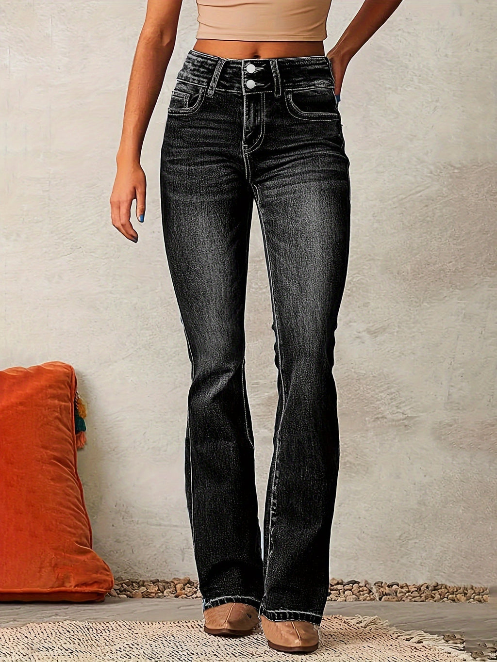 Luxury Women’s High-Waisted Flare Jeans – Modern, Figure-Flattering Style and Trendy Appeal.