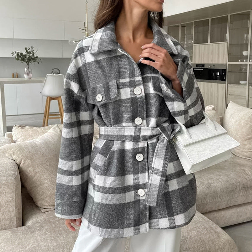 Abrigo de mujer de cuadros escoceses con cuello amplio: elegante y cálido