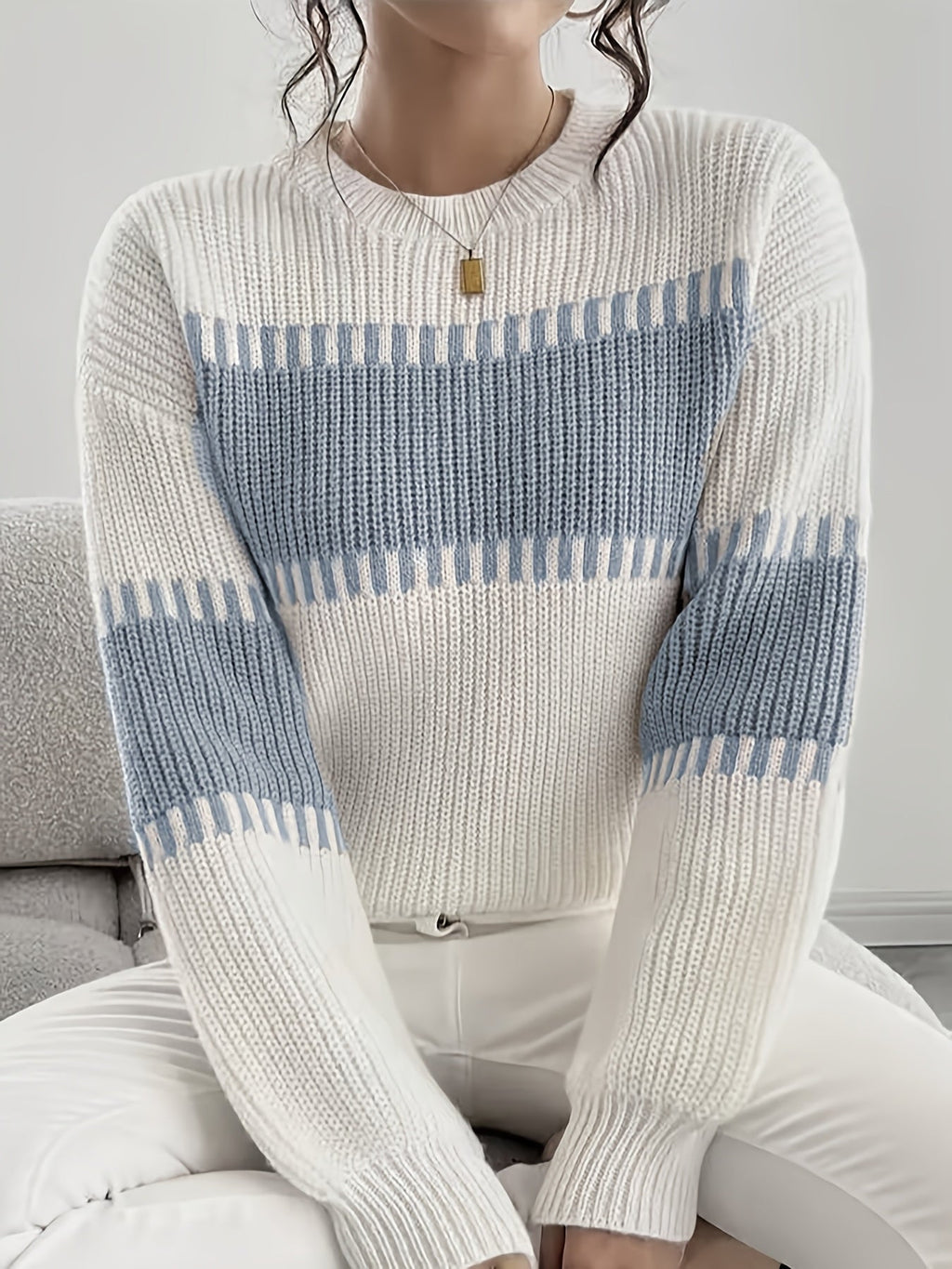 Stribet damesweater i colorblock – Moderne og blød