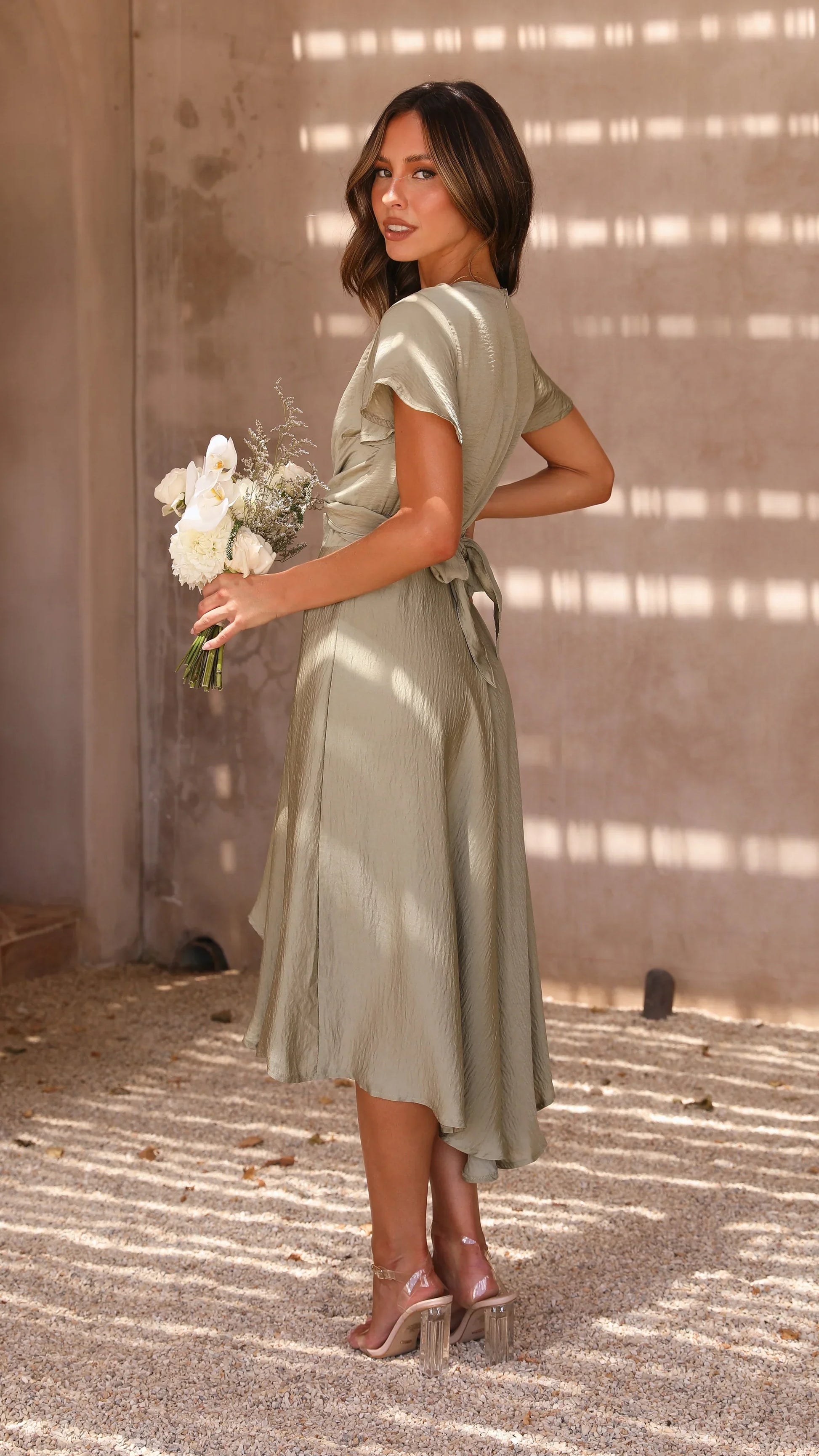 Elegante abito midi in raso con scollo a V profondo da donna maniche a farfalla e gonna asimmetrica fluida
