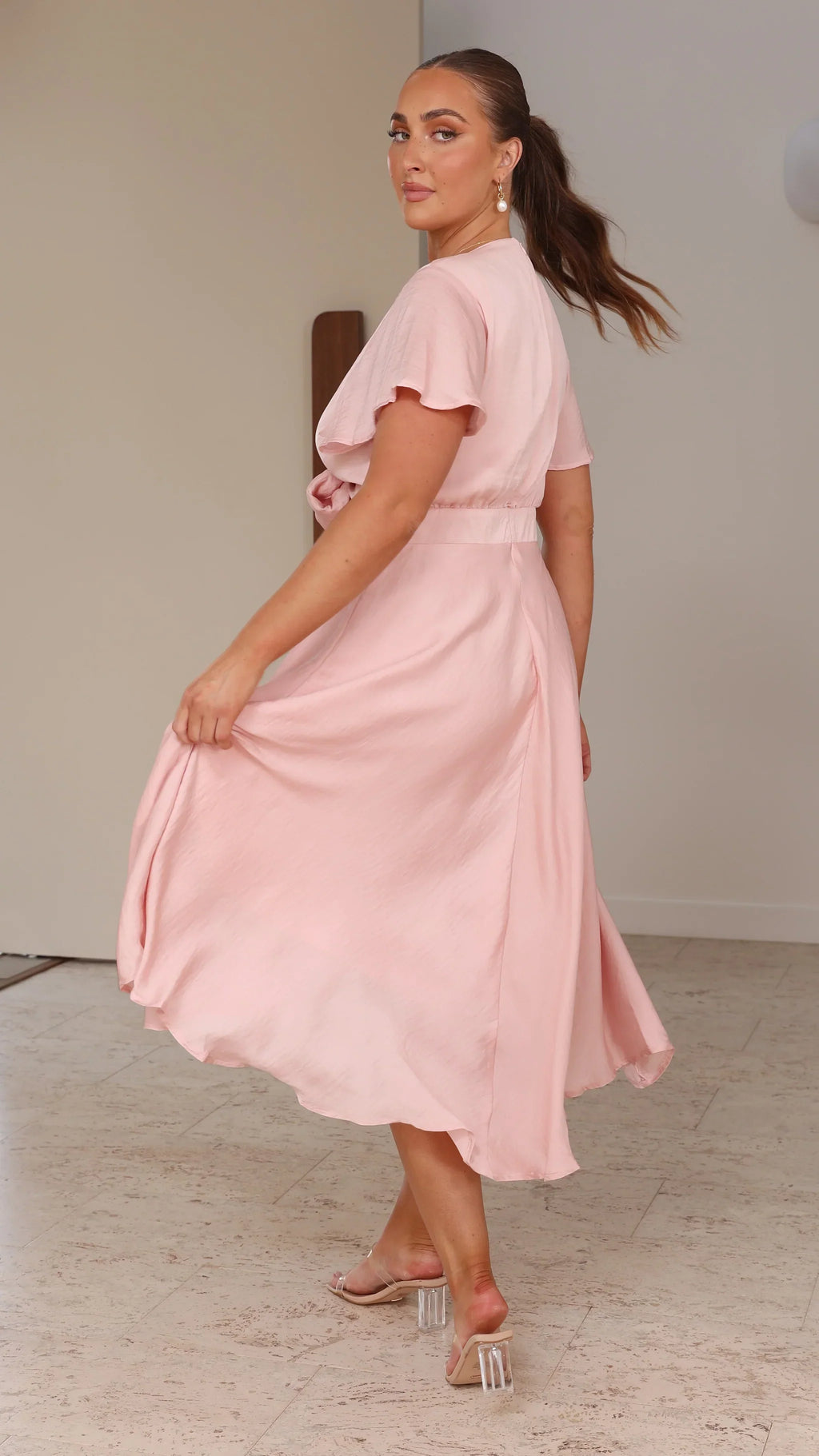 Elegante abito midi in raso con scollo a V profondo da donna maniche a farfalla e gonna asimmetrica fluida