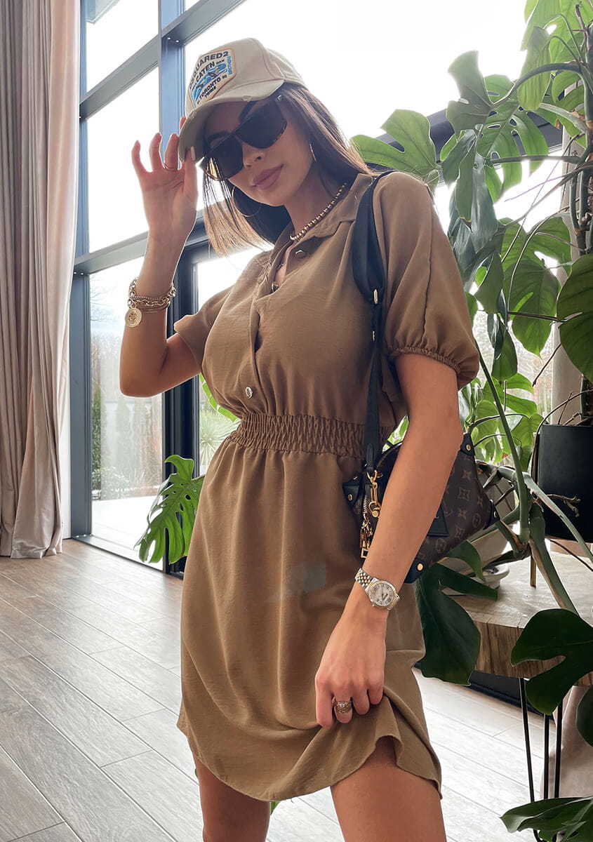 Abito donna con colletto sartoriale e vita definita
