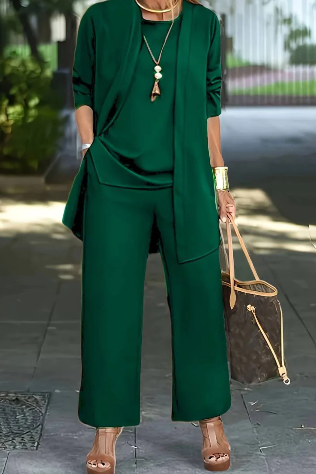 Completo elegante da donna a tre pezzi – Stile sofisticato e chic per occasioni formali e di lavoro
