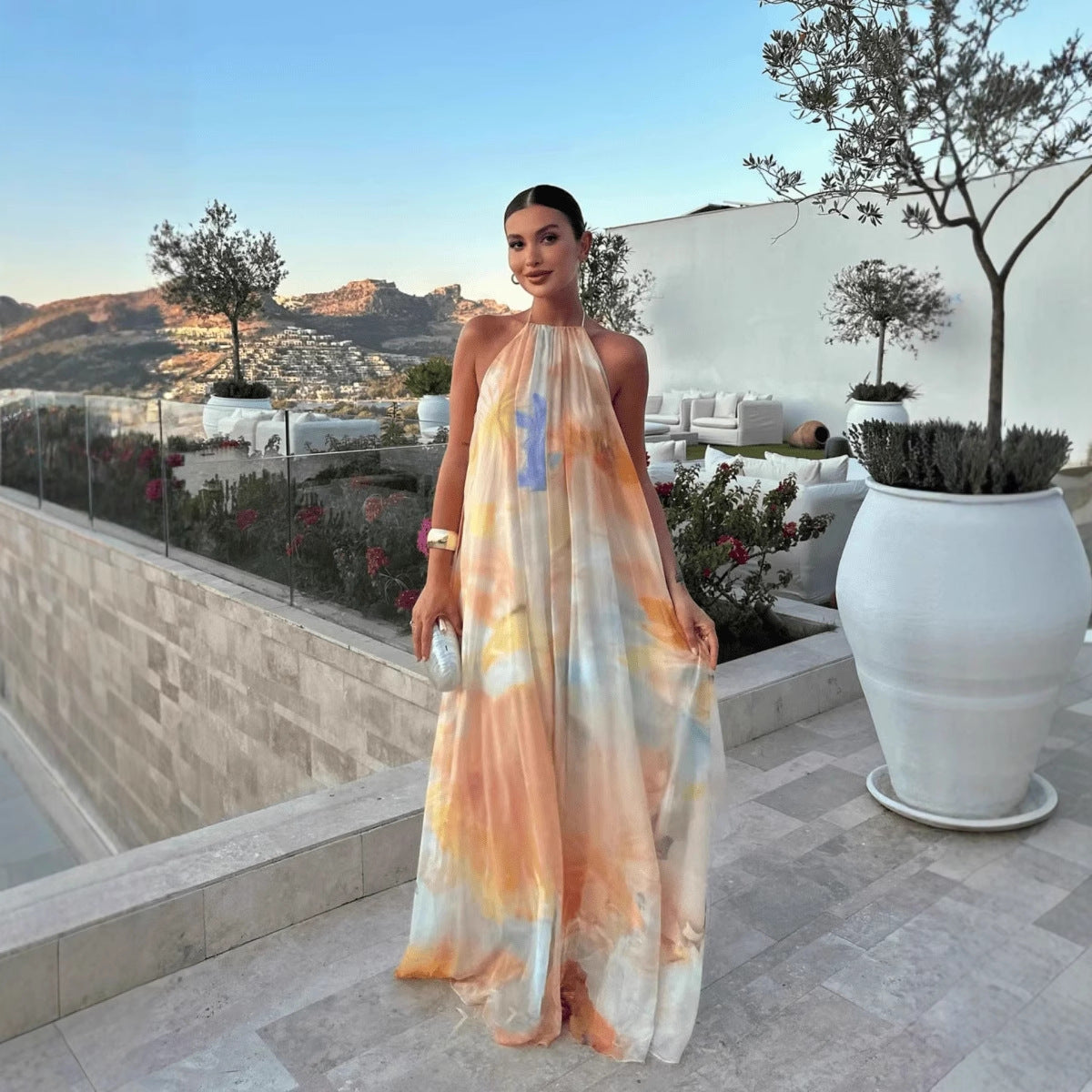 Abito maxi stampato da donna con collo halter e schiena scoperta