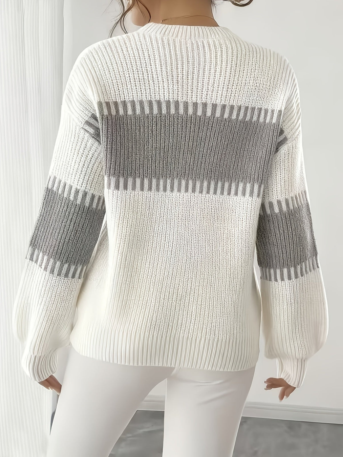 Stribet damesweater i colorblock – Moderne og blød