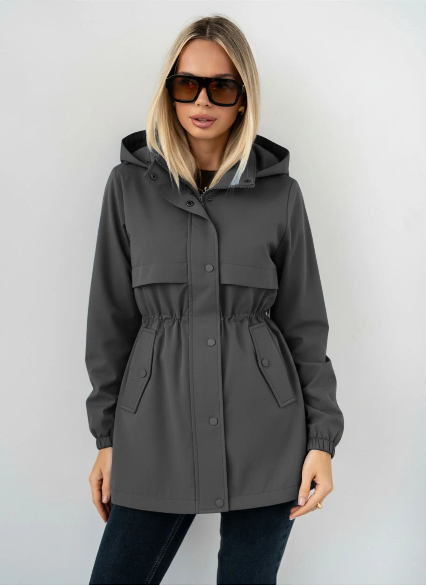 Chaqueta deportiva de mujer con capucha: informal, cómoda y versátil