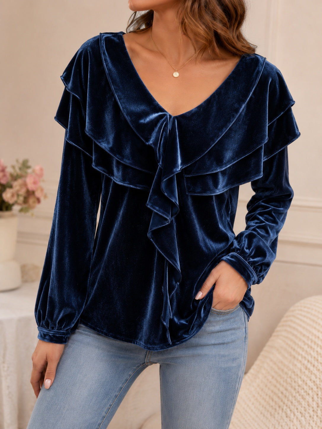 Top de mujer de terciopelo con escote en V y volante: estilo elegante, femenino y chic