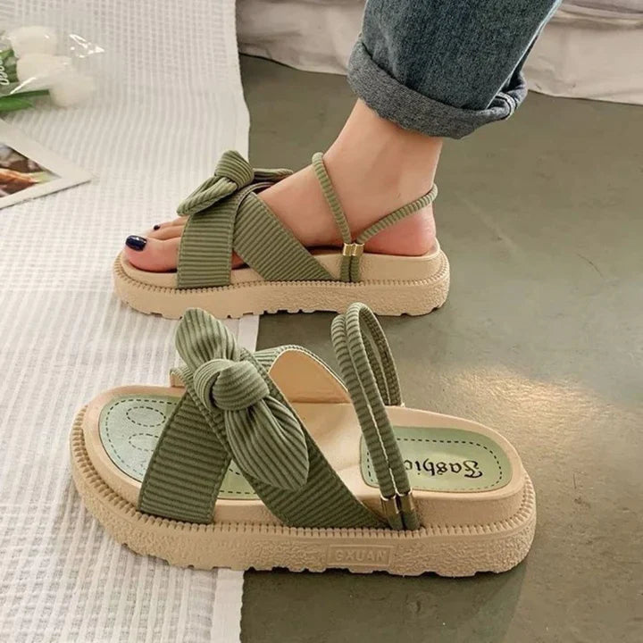 Sandali con piattaforma di sostegno alla moda per le donne