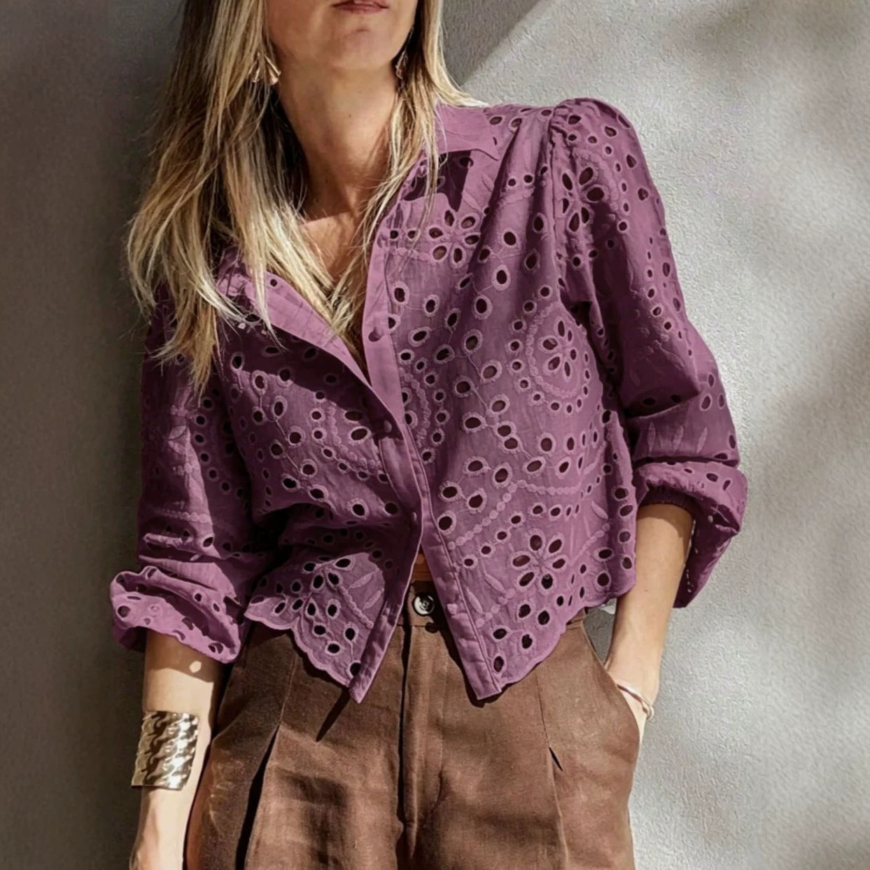Camicetta corta da donna ricamata e traforata - Leggera ed elegante