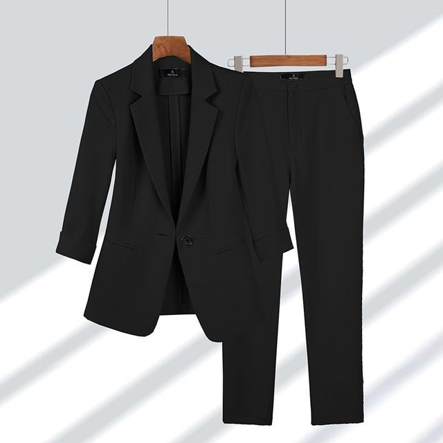 Completo da donna con blazer e pantaloni professionali