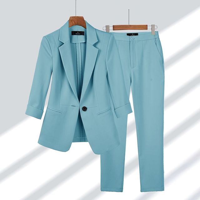 Completo da donna con blazer e pantaloni professionali