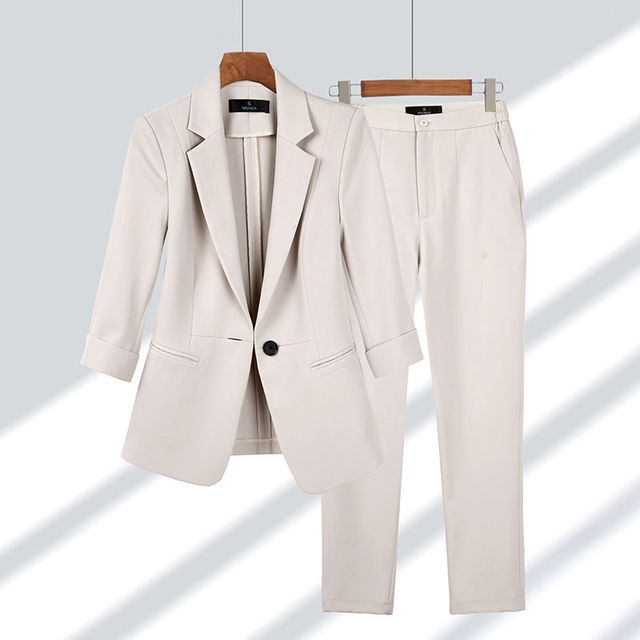 Completo da donna con blazer e pantaloni professionali