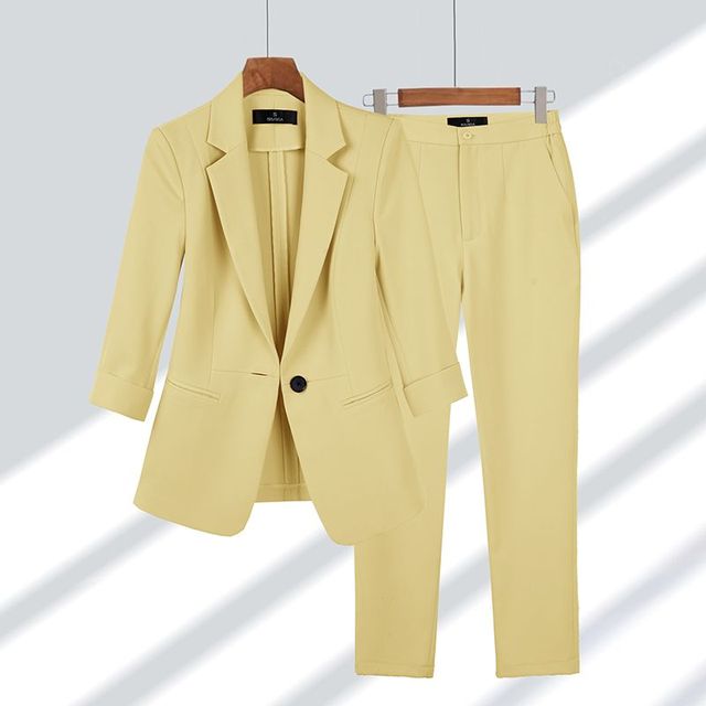 Completo da donna con blazer e pantaloni professionali