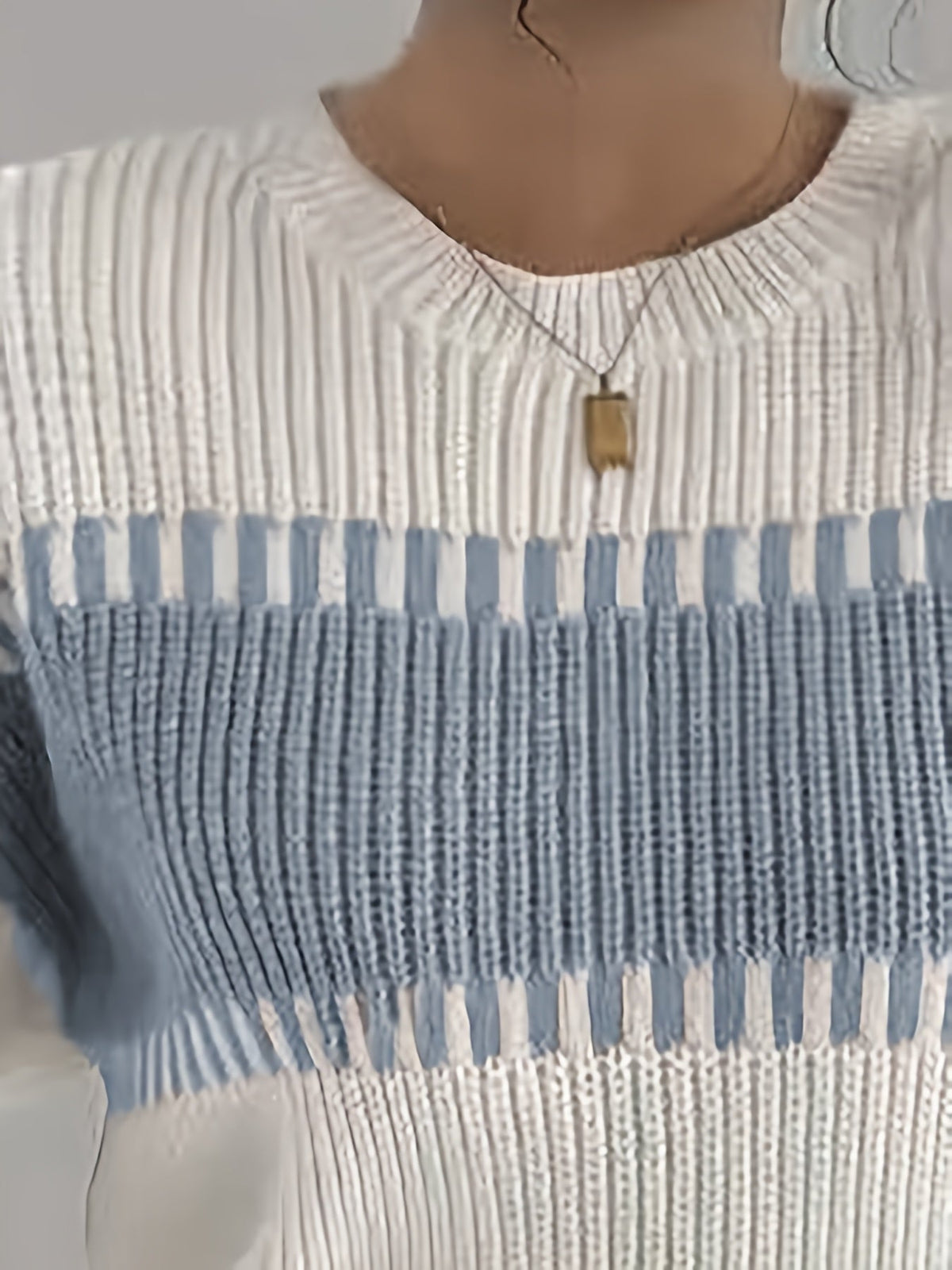 Stribet damesweater i colorblock – Moderne og blød