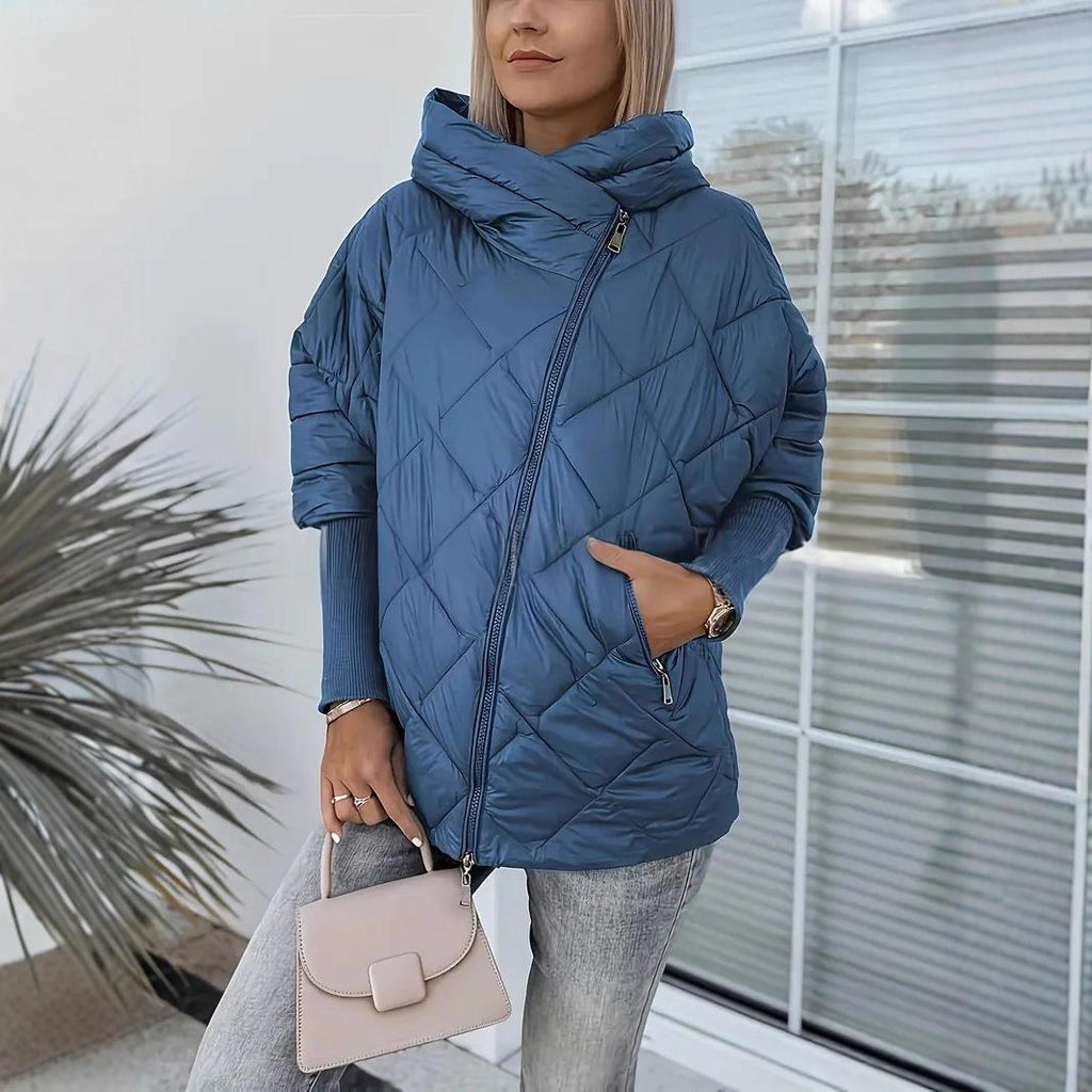 Giacca Puffer Donna con Cappuccio e Zip – Elegante Stile Patchwork Invernale