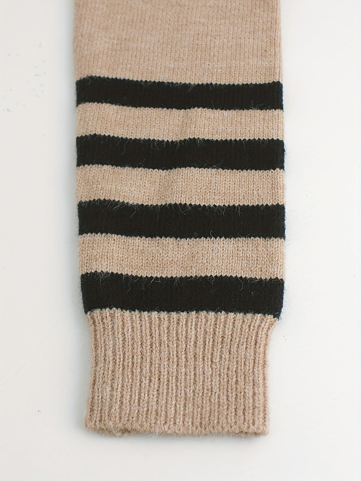 Women's ribbed sweater with striped cuffs - Modern and comfortable