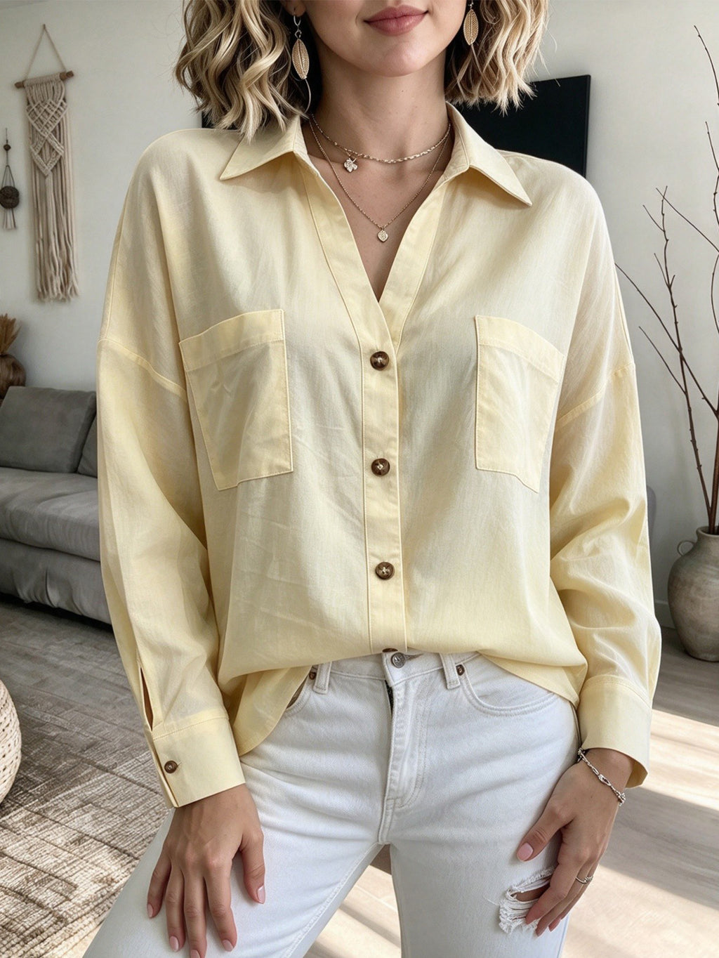 Women's shirt with buttons and pockets - Casual and practical