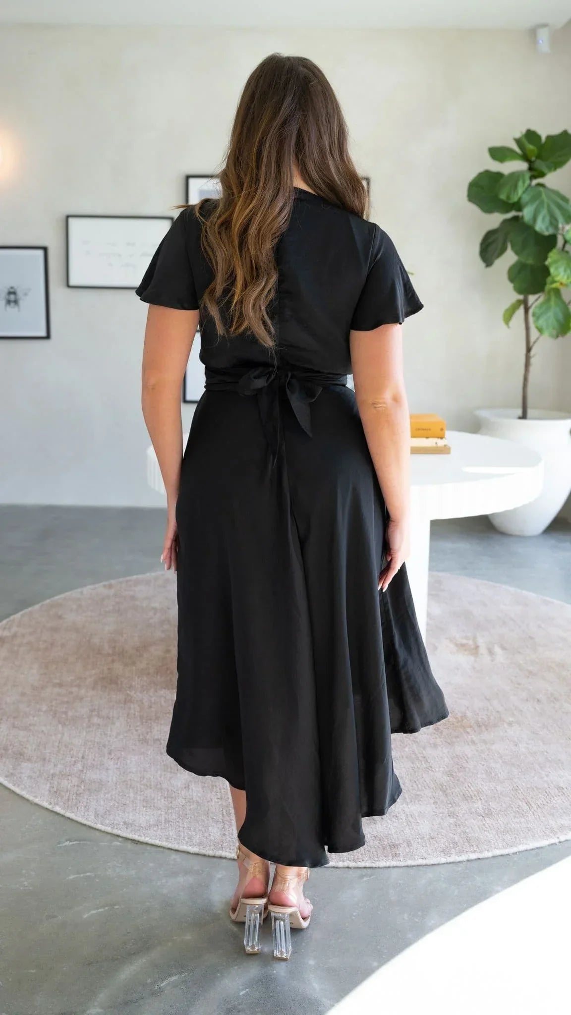 Elegante abito midi in raso con scollo a V profondo da donna maniche a farfalla e gonna asimmetrica fluida