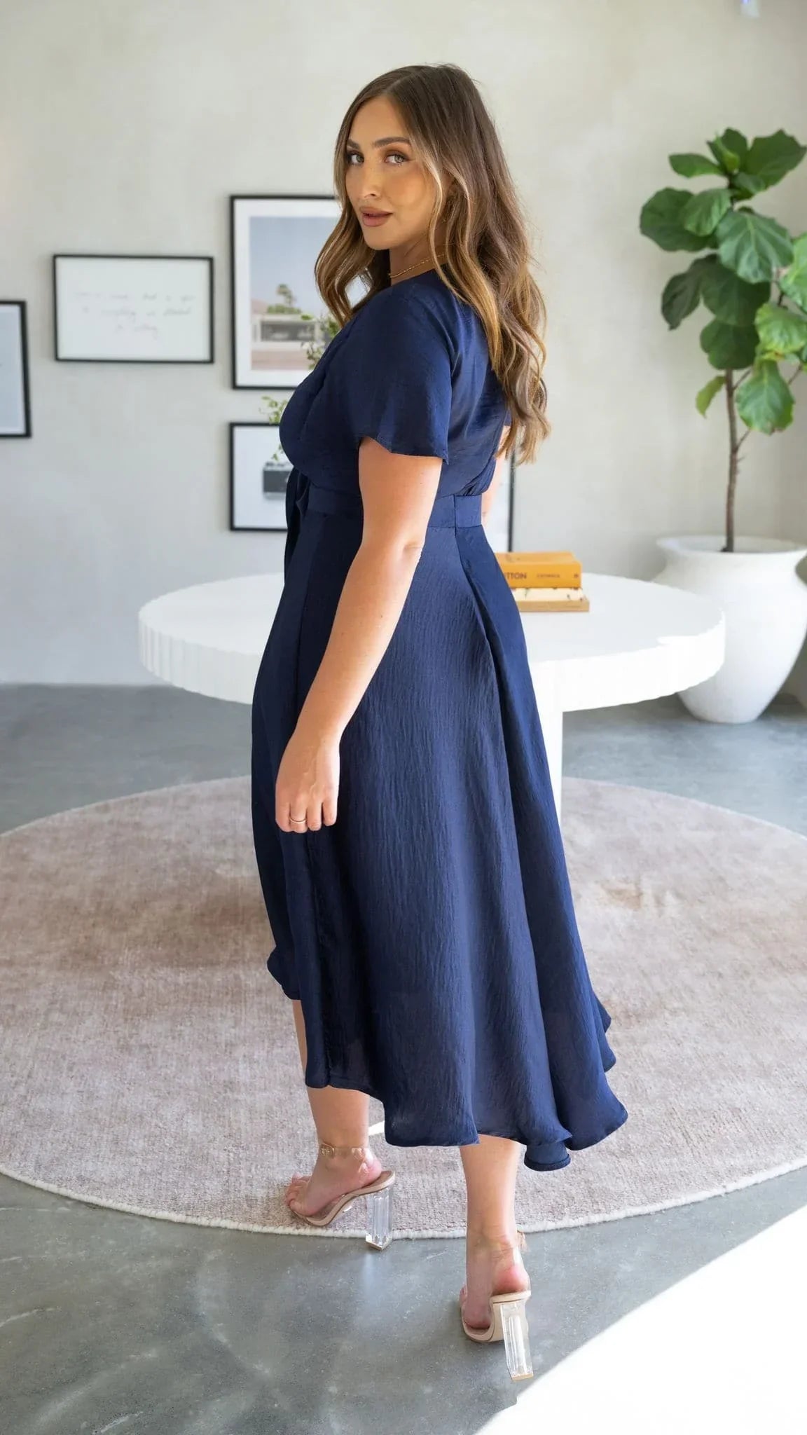 Elegante abito midi in raso con scollo a V profondo da donna maniche a farfalla e gonna asimmetrica fluida
