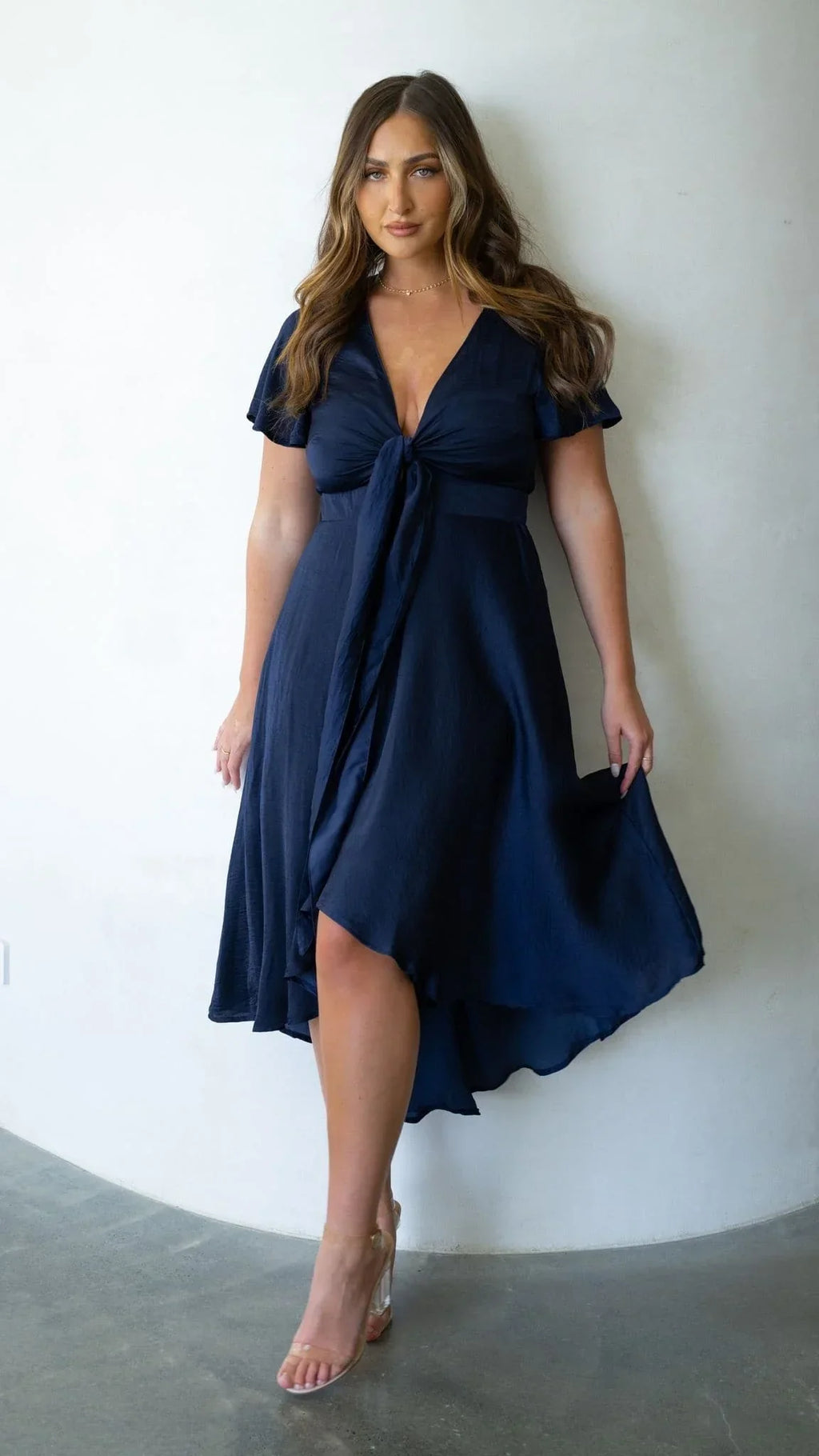 Elegante abito midi in raso con scollo a V profondo da donna maniche a farfalla e gonna asimmetrica fluida