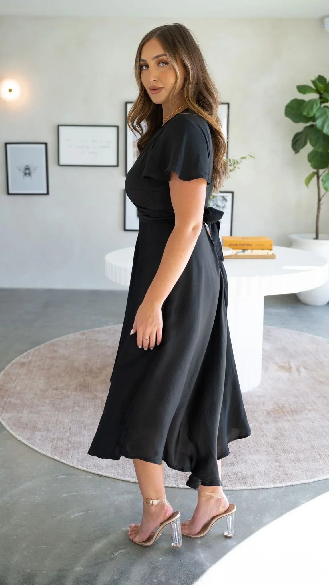 Elegante abito midi in raso con scollo a V profondo da donna maniche a farfalla e gonna asimmetrica fluida