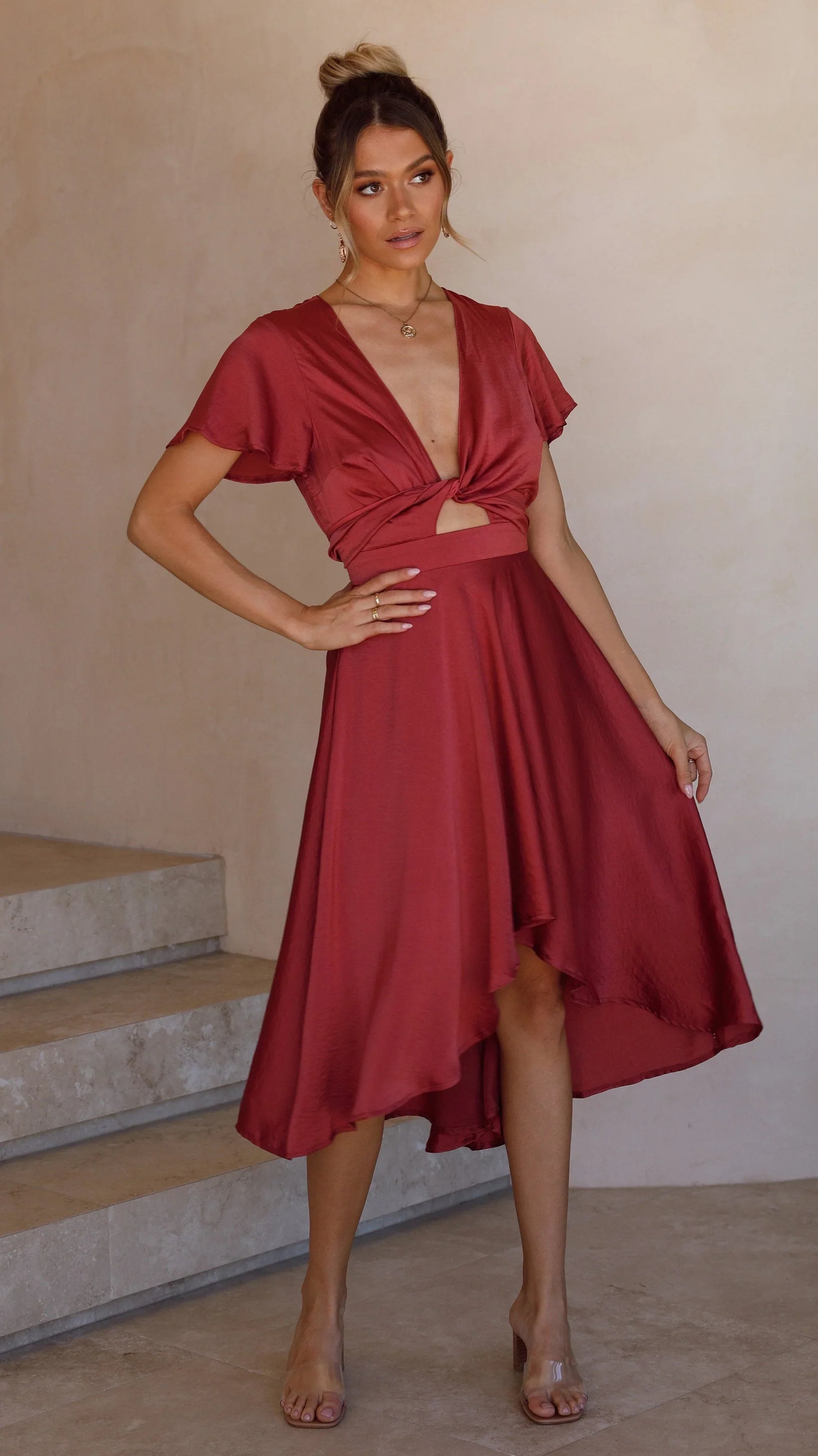 Elegante abito midi in raso con scollo a V profondo da donna maniche a farfalla e gonna asimmetrica fluida