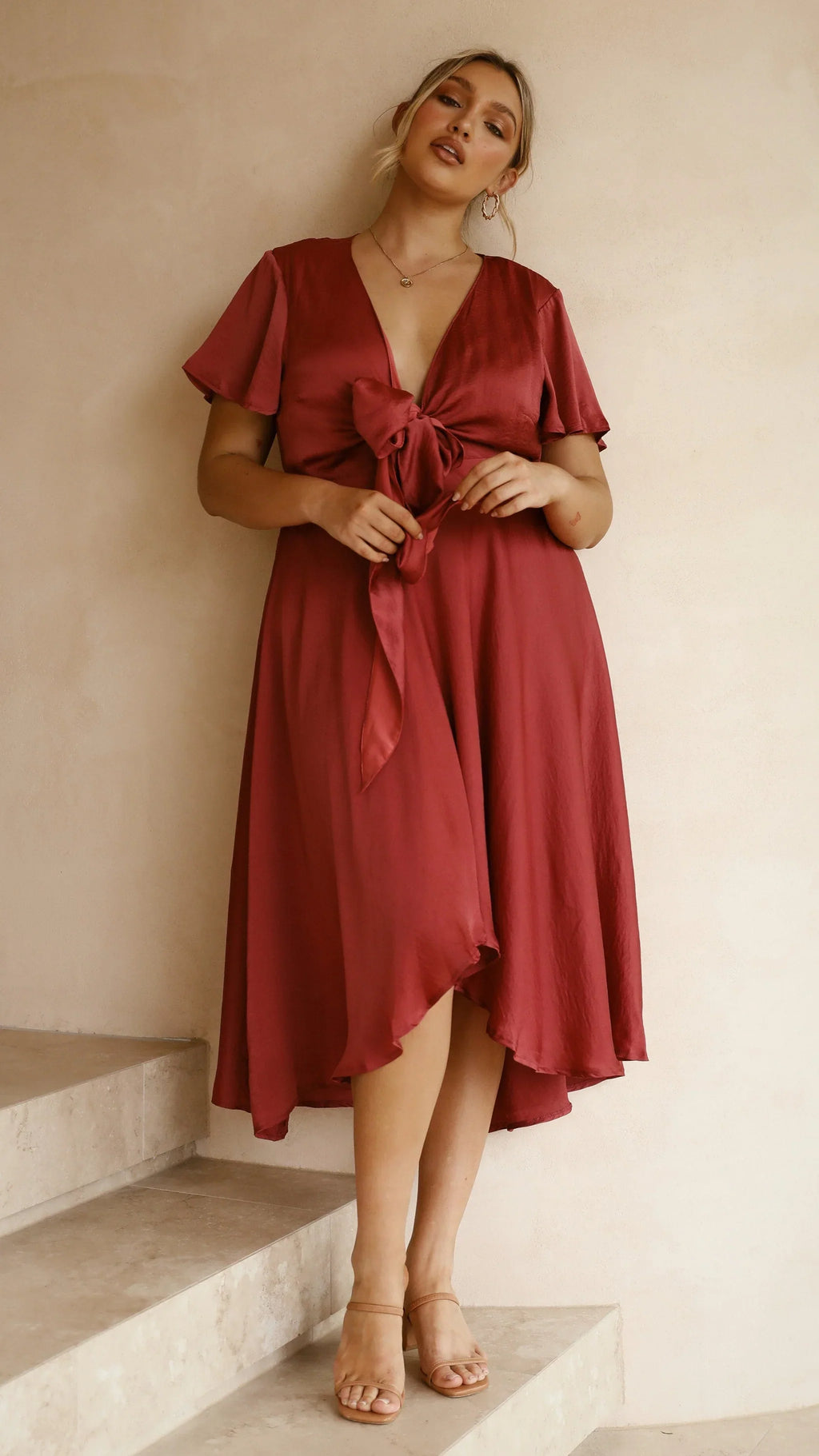 Elegante abito midi in raso con scollo a V profondo da donna maniche a farfalla e gonna asimmetrica fluida