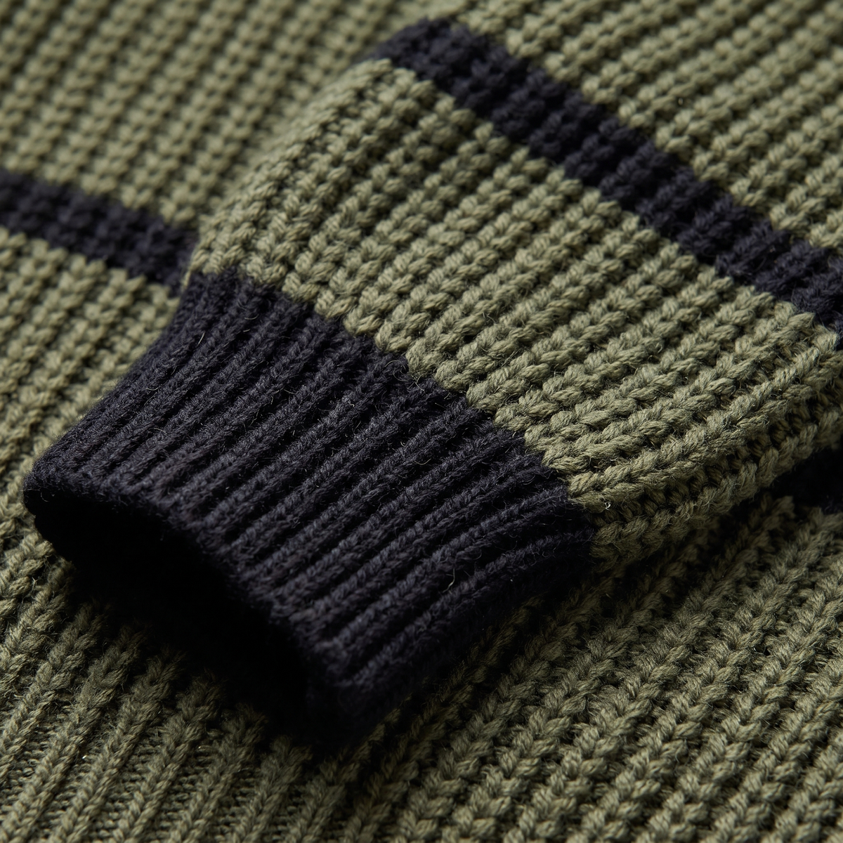 Maglione donna a righe con collo alto - Morbido e moderno