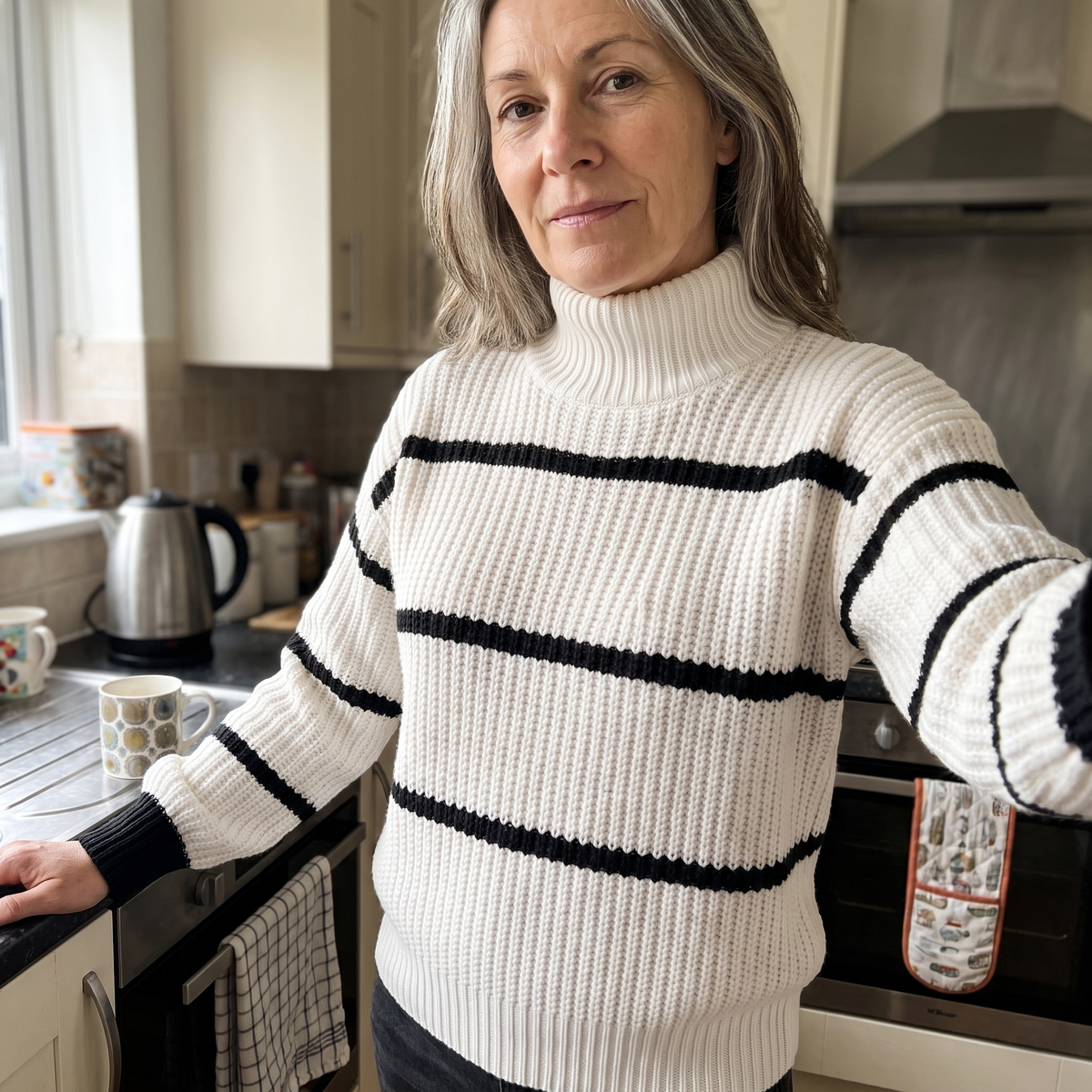 Maglione donna a righe con collo alto - Morbido e moderno