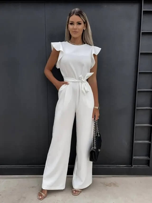 Tuta comoda ed elegante da donna con maniche arricciate