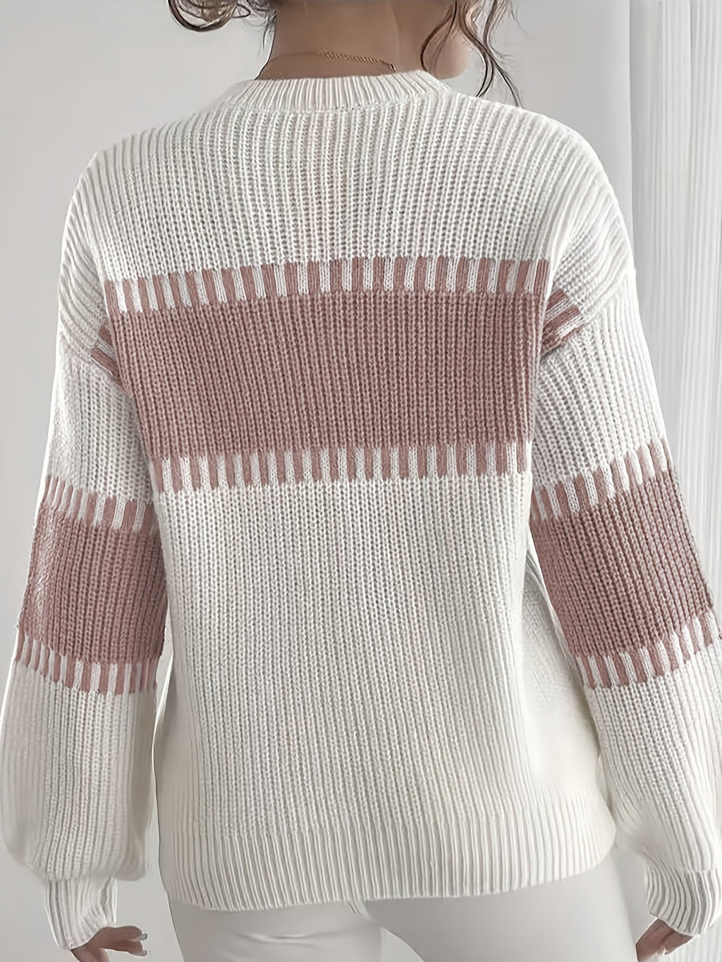 Stribet damesweater i colorblock – Moderne og blød