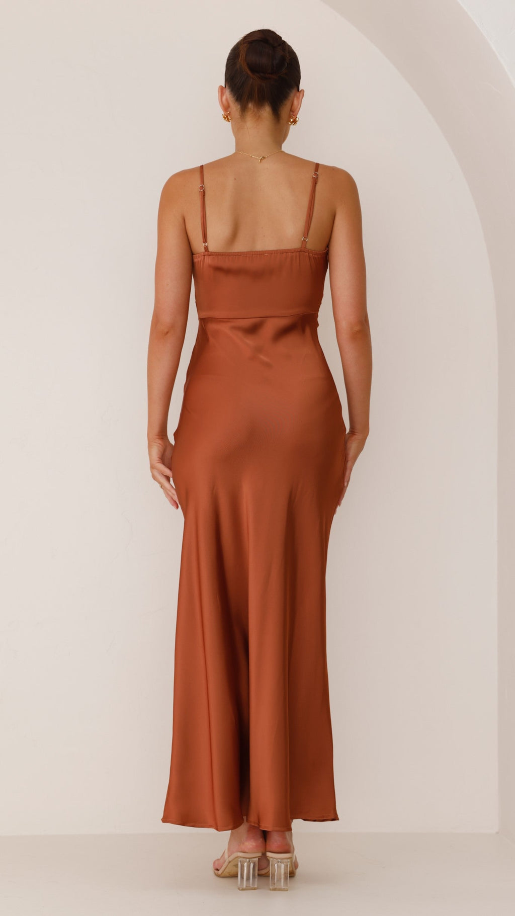 Abito lungo da donna in raso con spalline sottili e spacco alto – elegante stile da sera