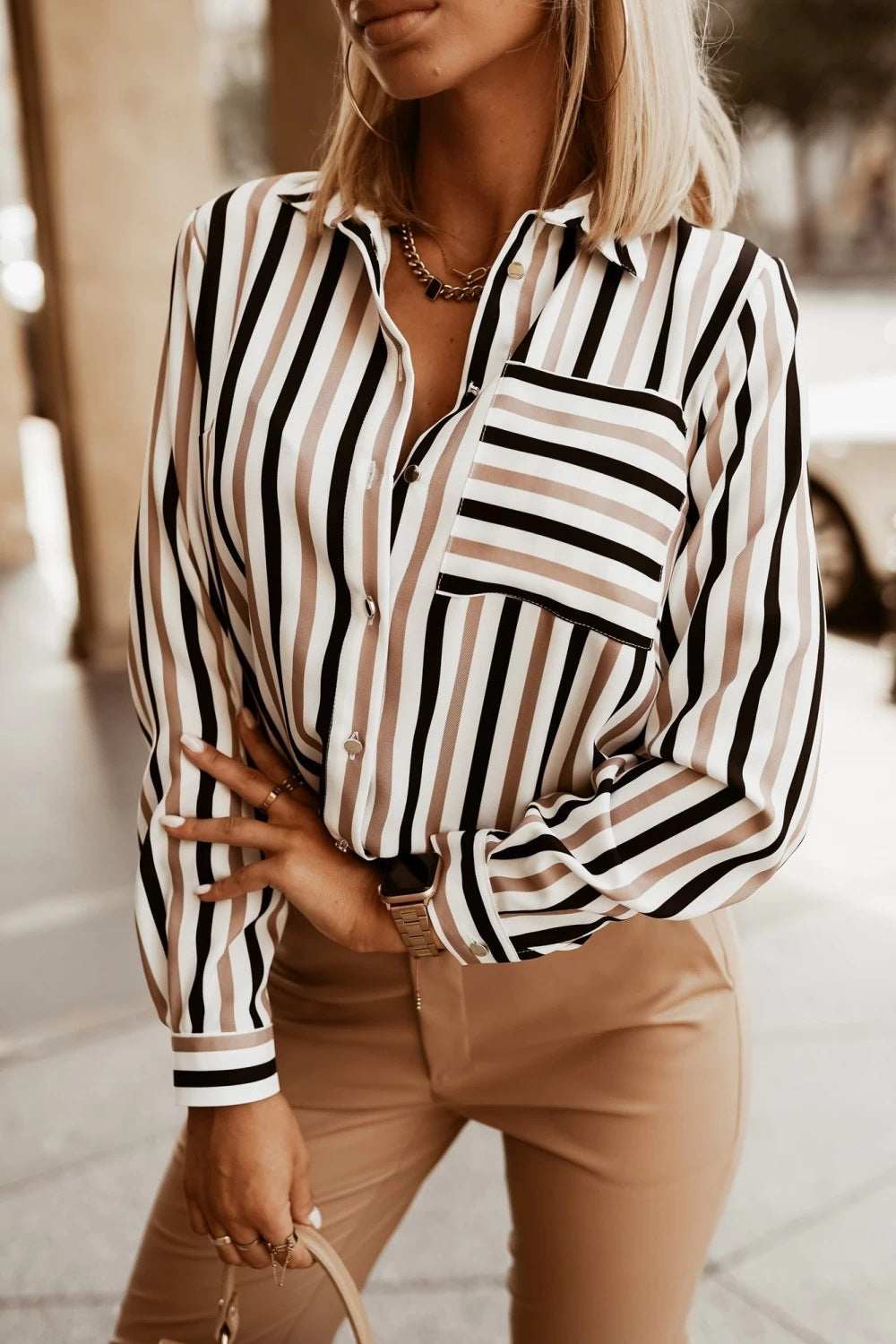 Camicia da donna a righe con scollo a V e maniche lunghe