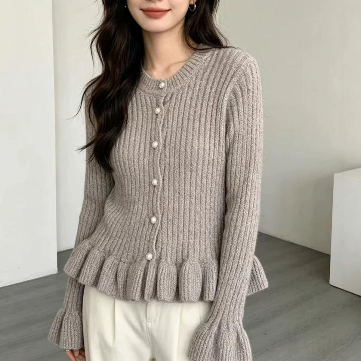 Strikket damebluse med flæser - Elegant og feminin