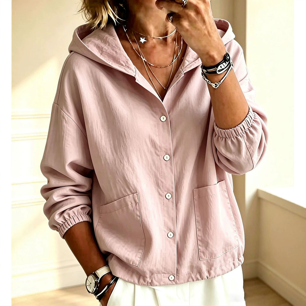 Giacca da donna con cappuccio e bottoni, dal taglio ampio – Uno stile disinvolto e comodo, ideale per essere indossata sopra altri capi