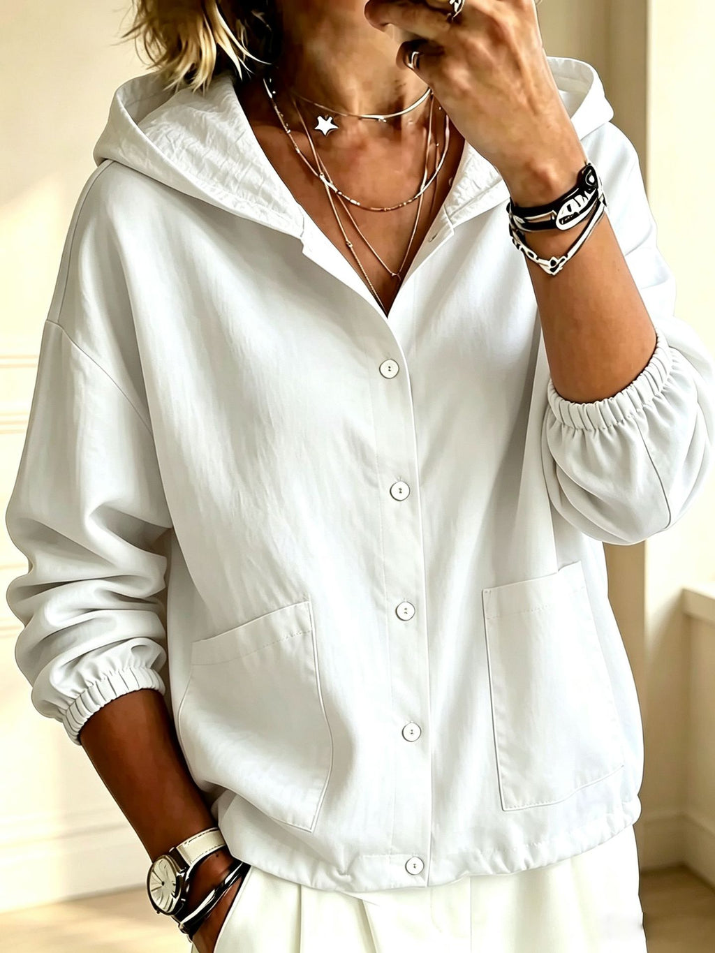 Giacca da donna con cappuccio e bottoni, dal taglio ampio – Uno stile disinvolto e comodo, ideale per essere indossata sopra altri capi