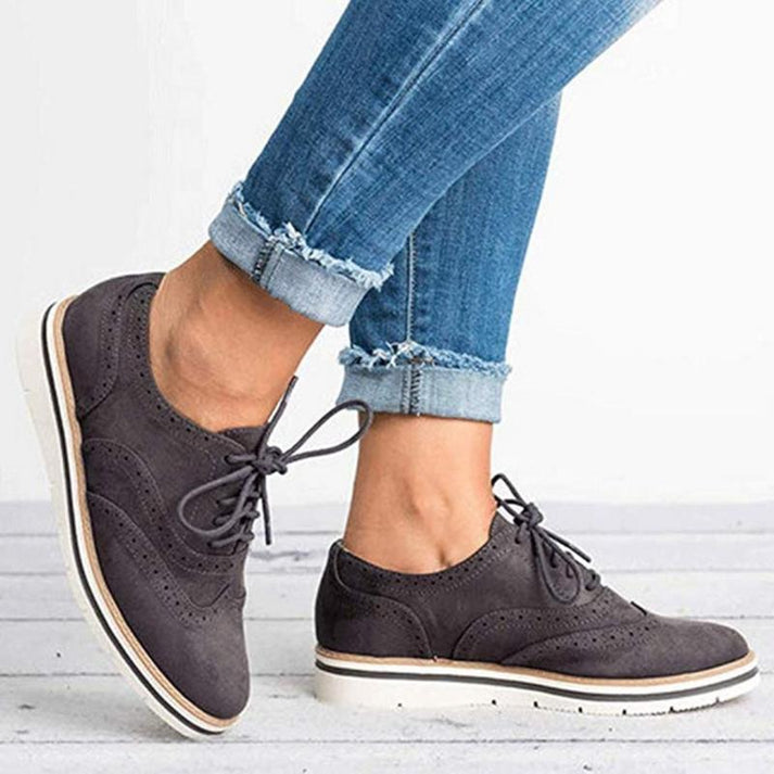 Sneakers da donna con lacci e decorazioni brogue- calzature eleganti e comode
