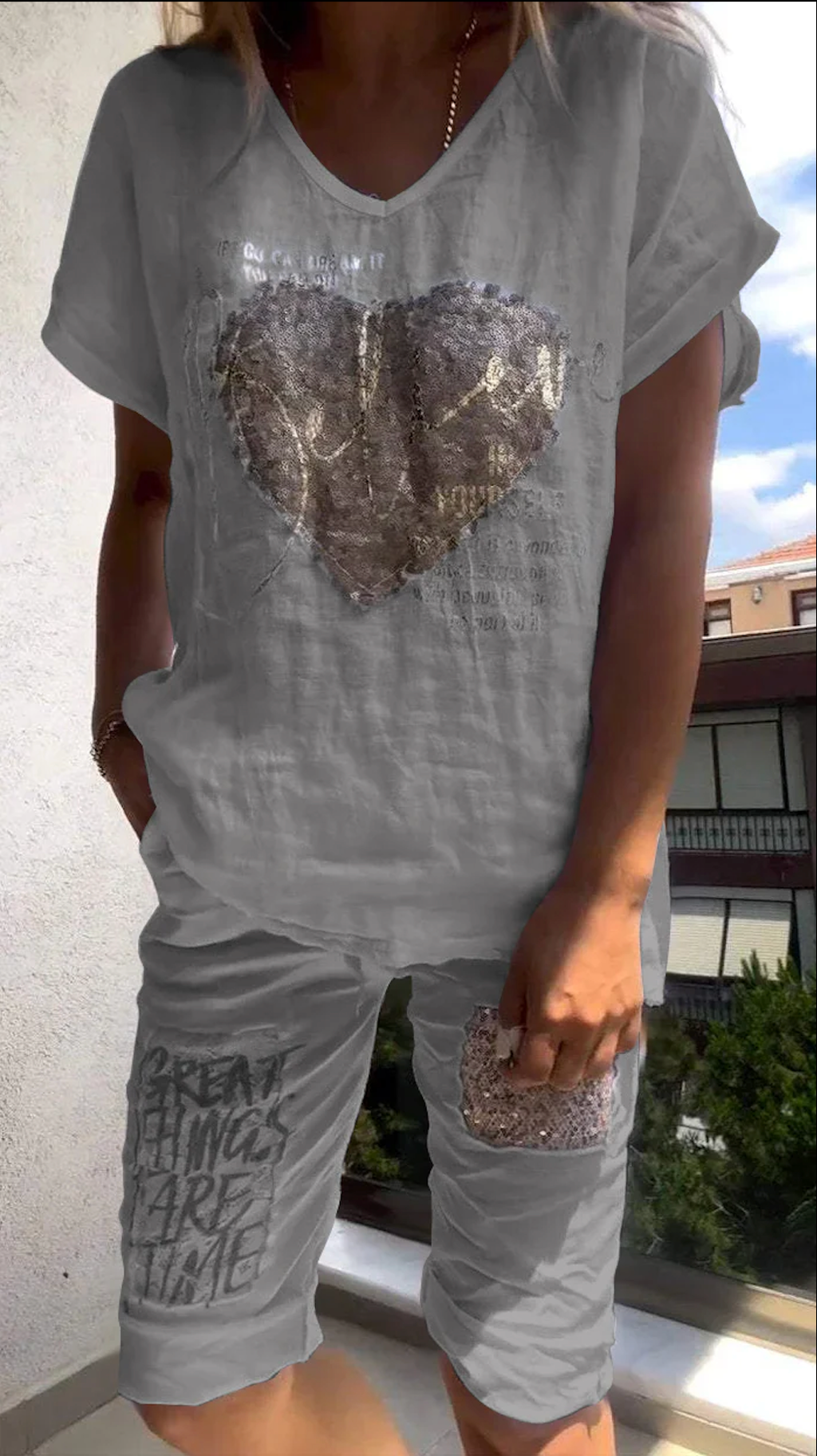 Completo casual due pezzi con scollo a V e dettagli in oro goffrato