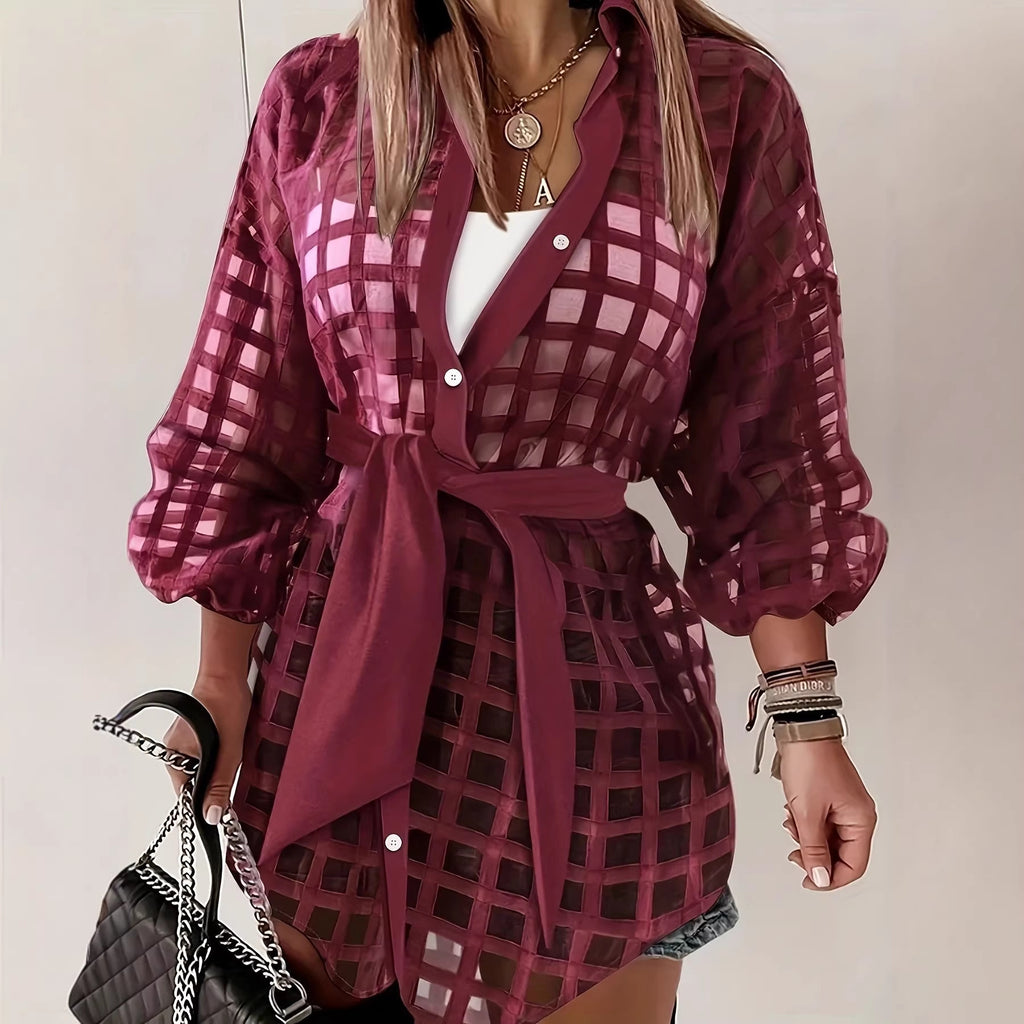 Vinrød damebluse med bindebånd og markeret talje – Reverskrave, lange ærmer, chic stil