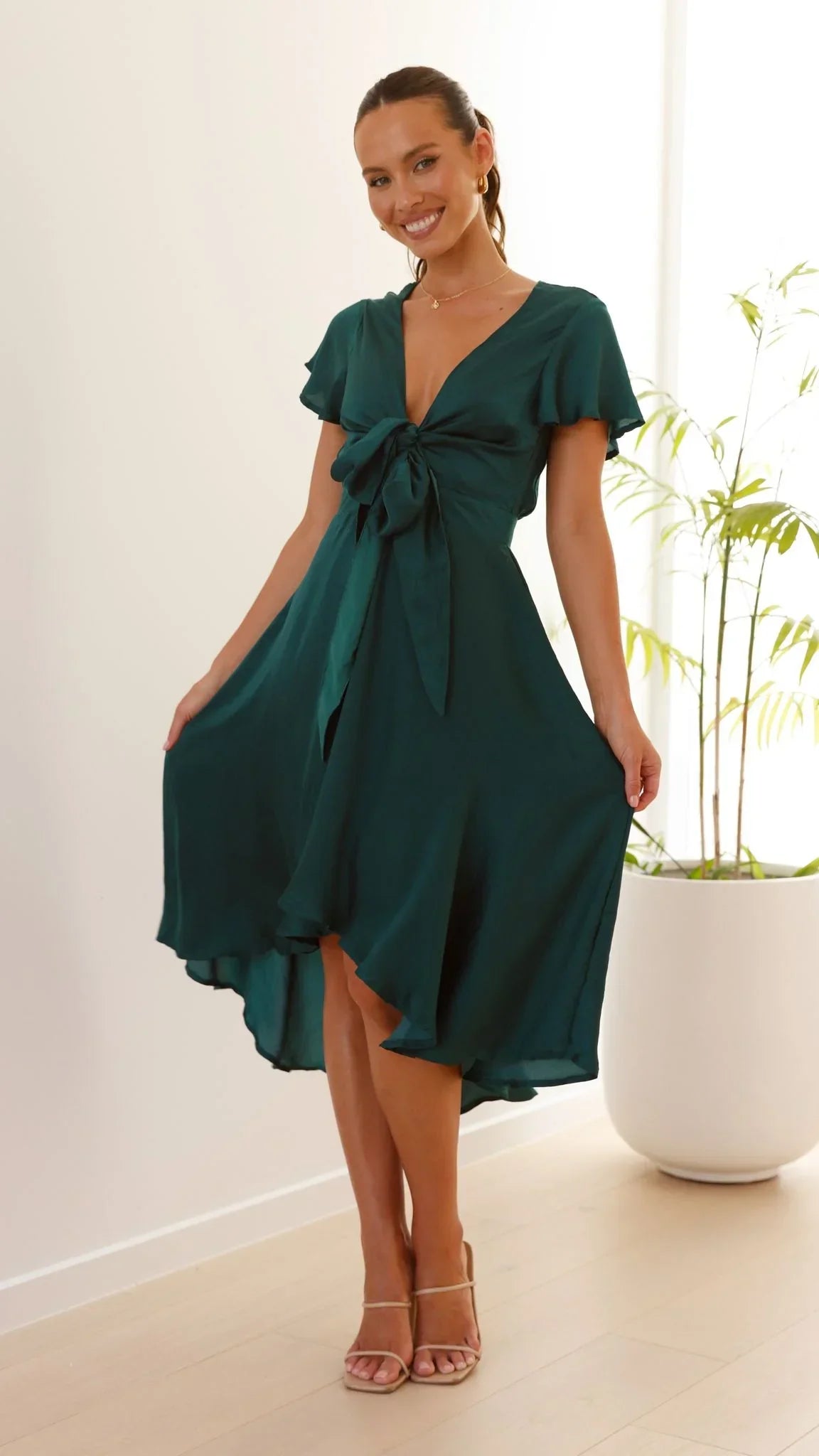 Elegante abito midi in raso con scollo a V profondo da donna maniche a farfalla e gonna asimmetrica fluida