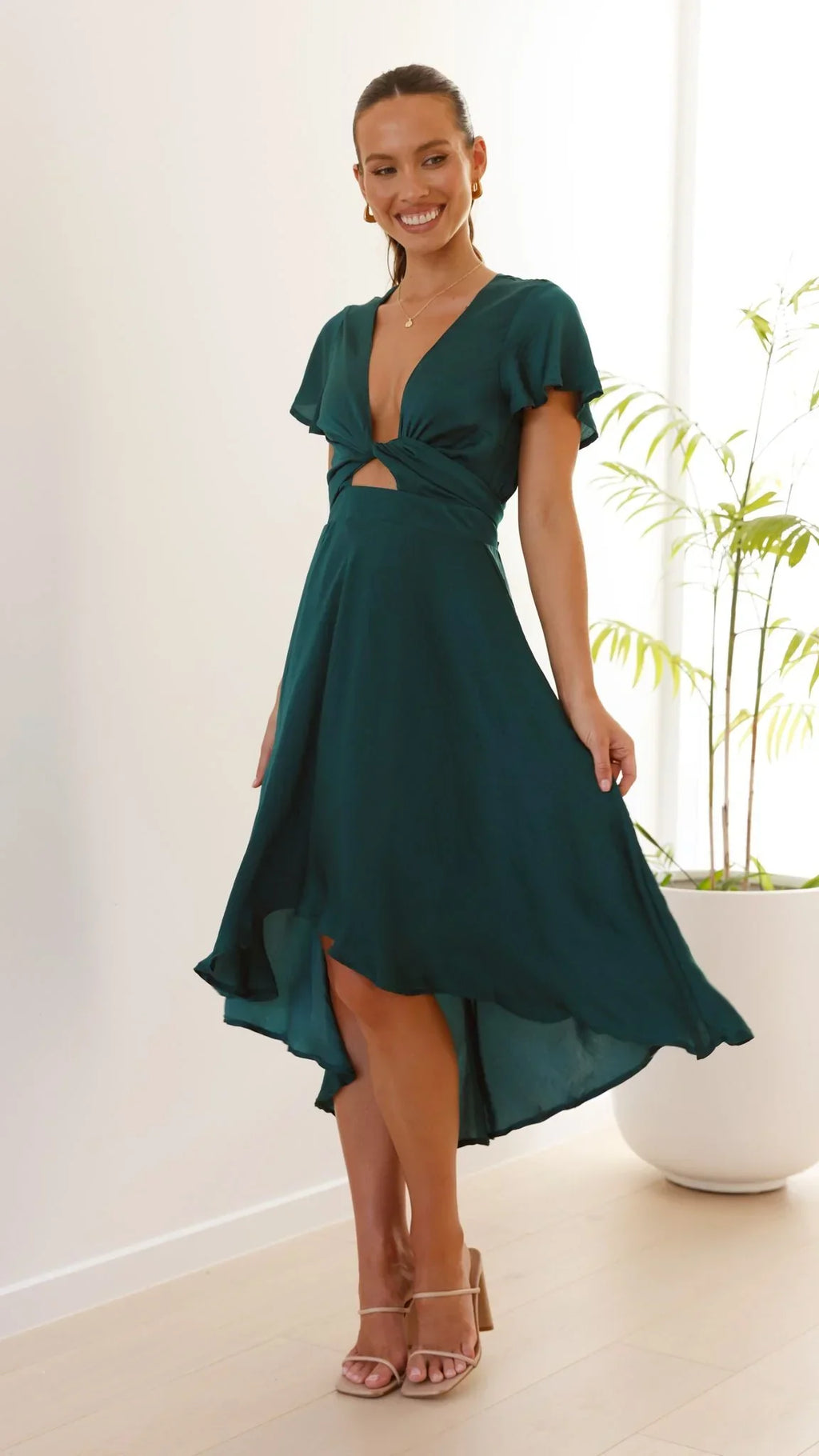 Elegante abito midi in raso con scollo a V profondo da donna maniche a farfalla e gonna asimmetrica fluida