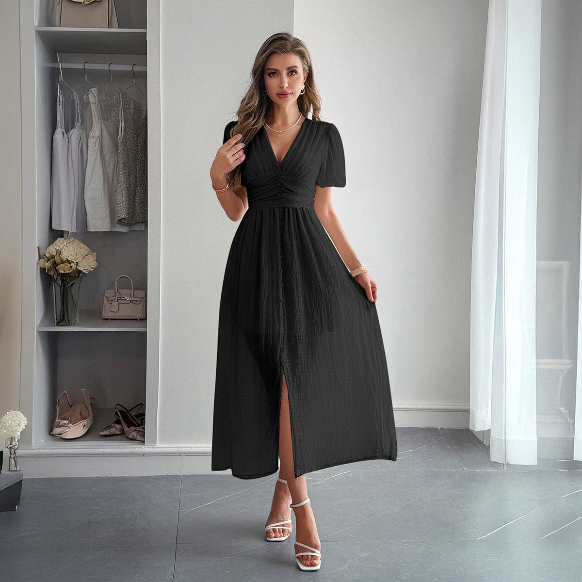 Abito maxi elegante da donna con scollo a V profondo e dettaglio plissé
