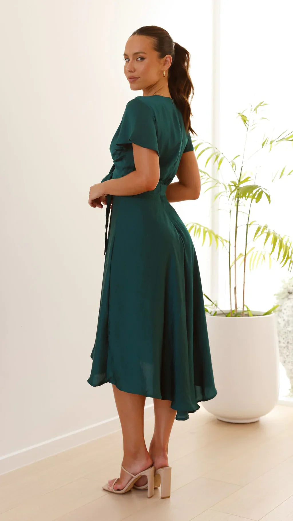Elegante abito midi in raso con scollo a V profondo da donna maniche a farfalla e gonna asimmetrica fluida