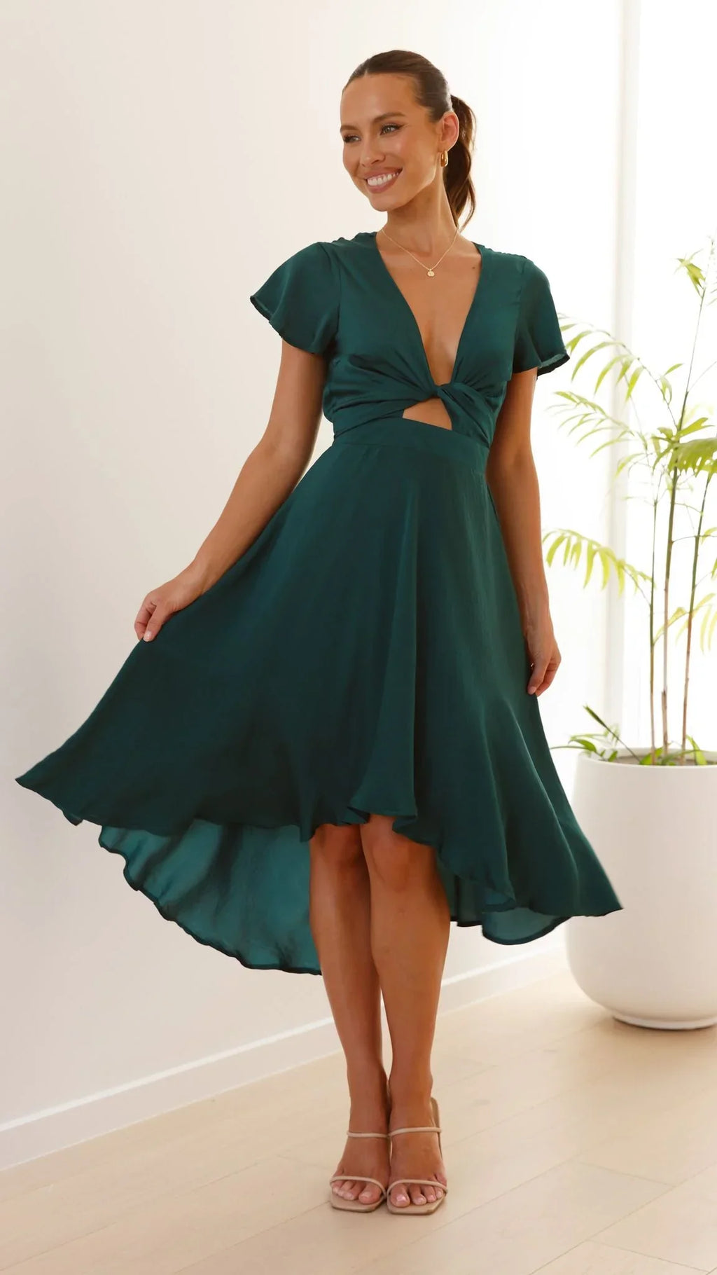 Elegante abito midi in raso con scollo a V profondo da donna maniche a farfalla e gonna asimmetrica fluida