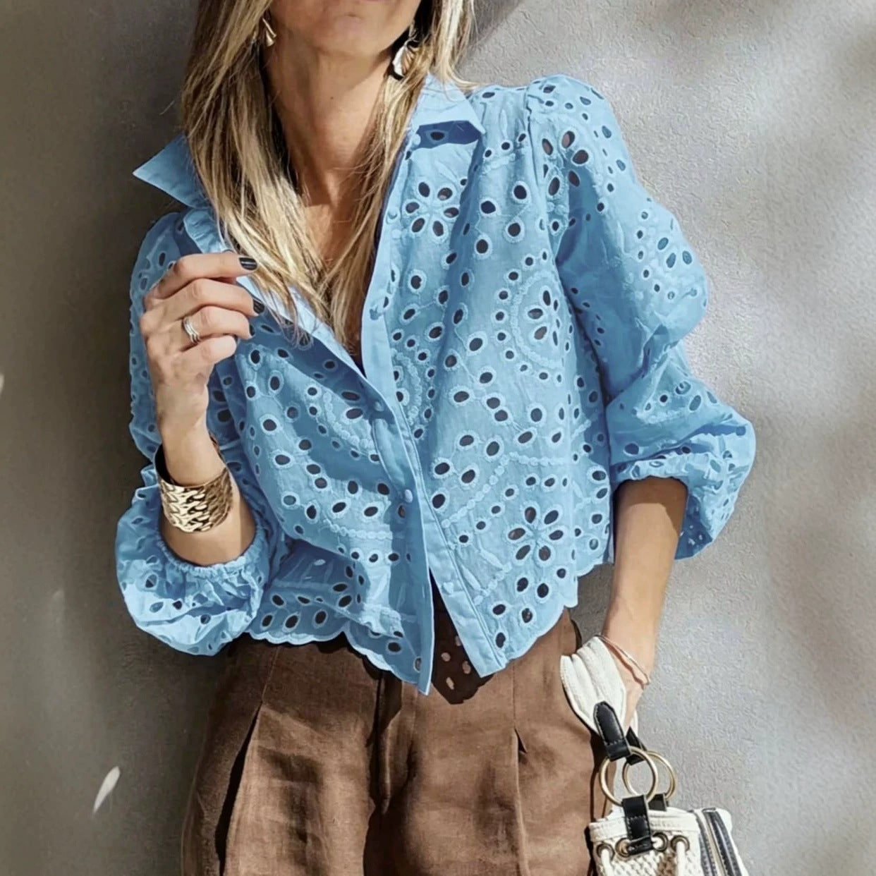 Camicetta corta da donna ricamata e traforata - Leggera ed elegante