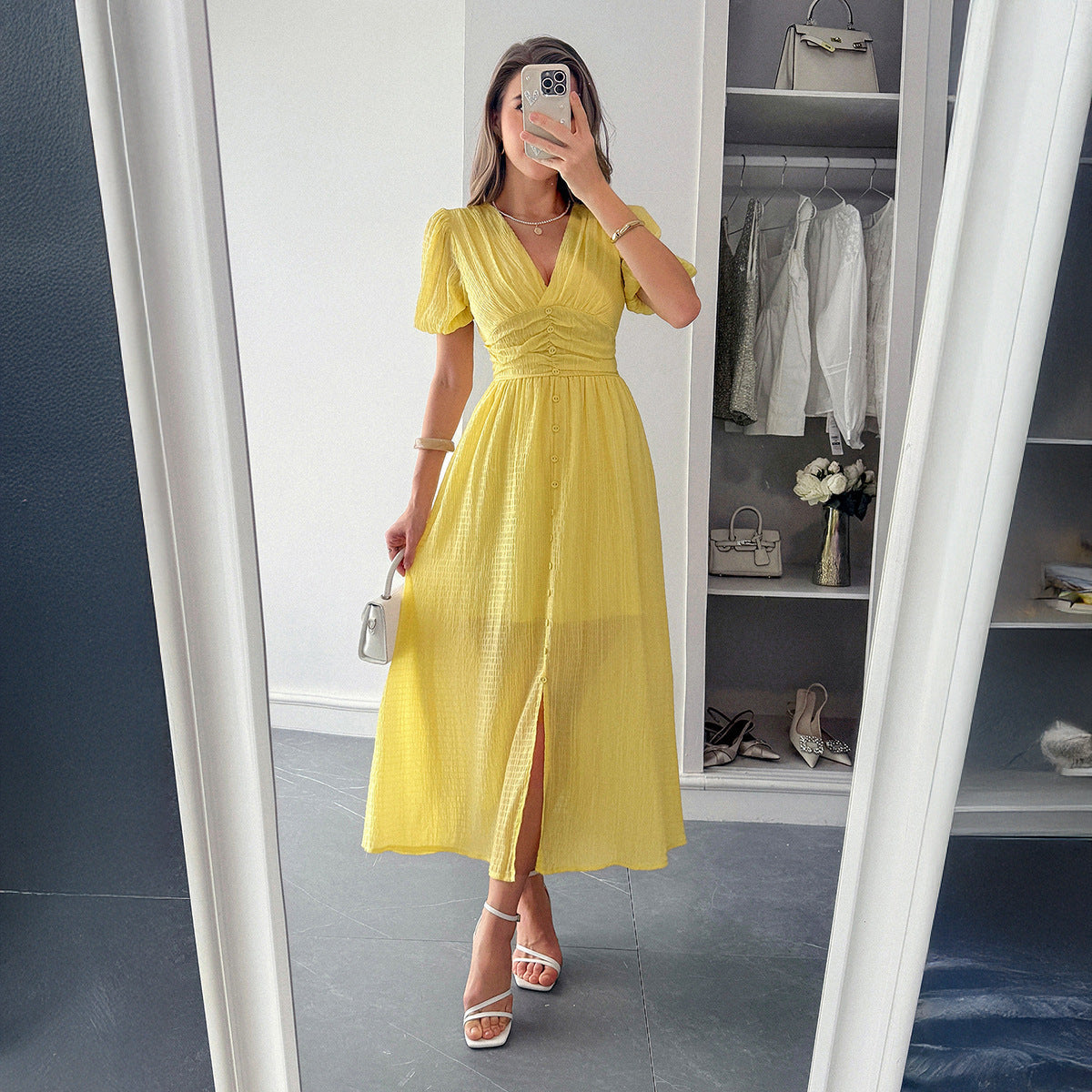 Abito maxi elegante da donna con scollo a V profondo e dettaglio plissé