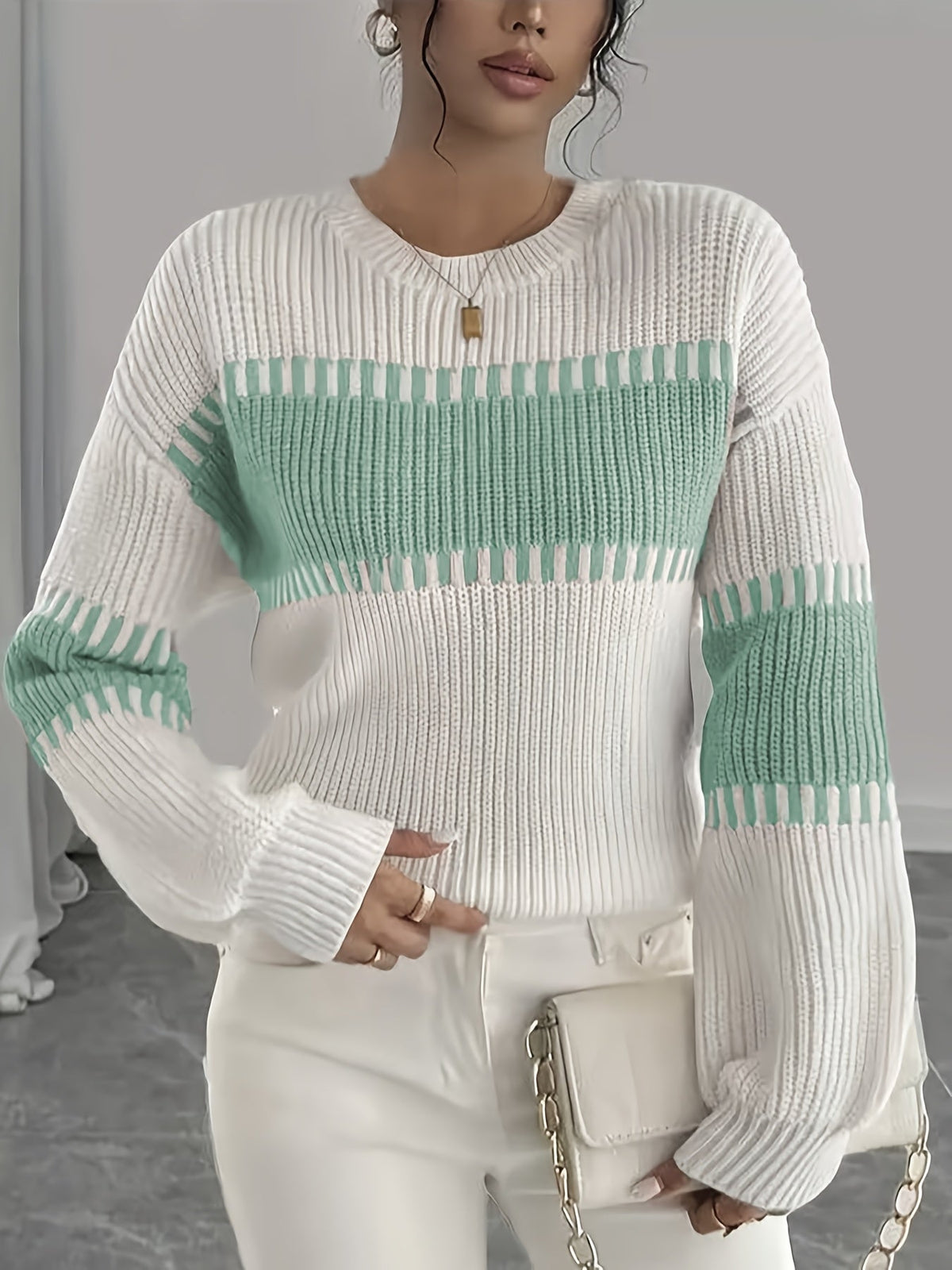 Stribet damesweater i colorblock – Moderne og blød