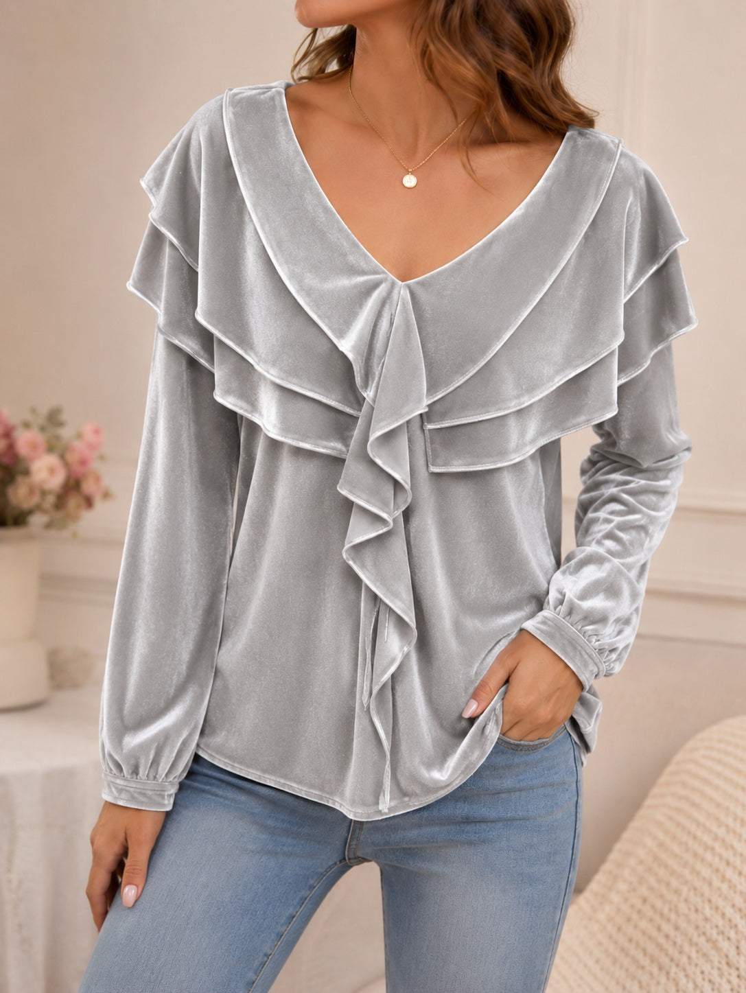 Top de mujer de terciopelo con escote en V y volante: estilo elegante, femenino y chic
