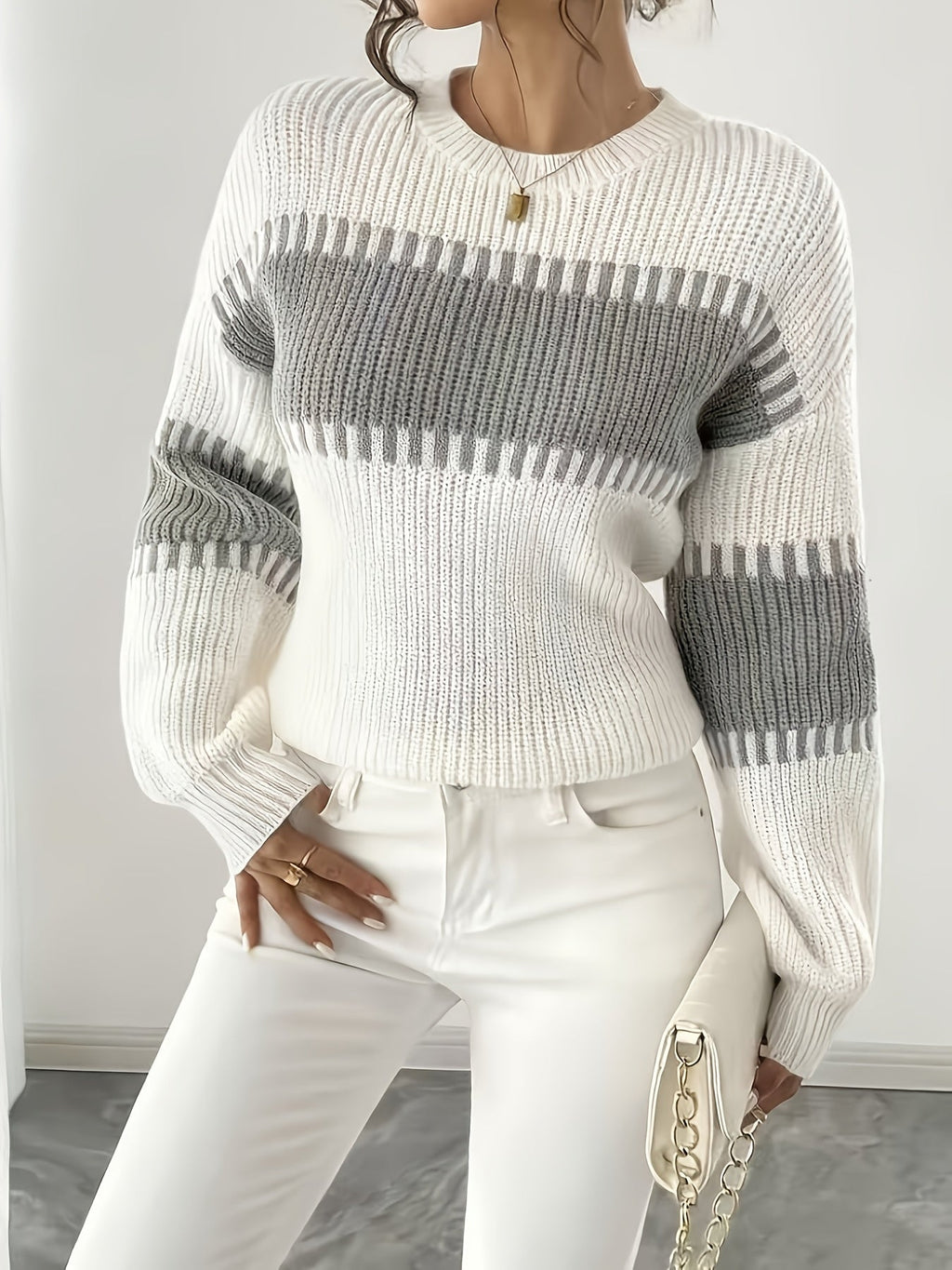 Stribet damesweater i colorblock – Moderne og blød