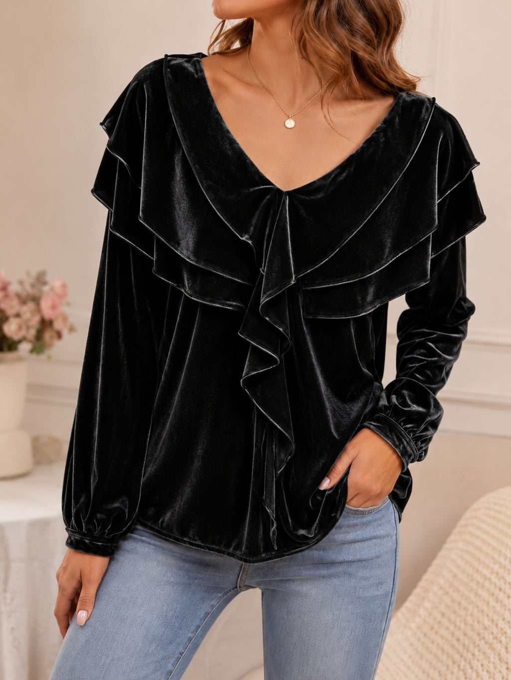 Top de mujer de terciopelo con escote en V y volante: estilo elegante, femenino y chic